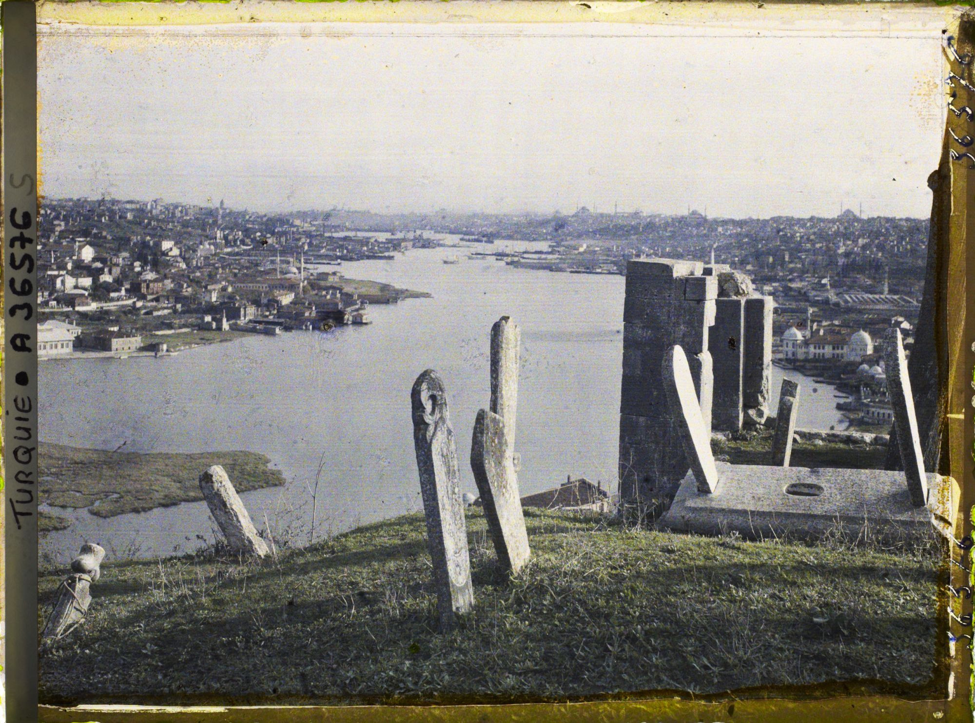 Image représentant La Corne d'Or, depuis le cimetière d'Eyüp