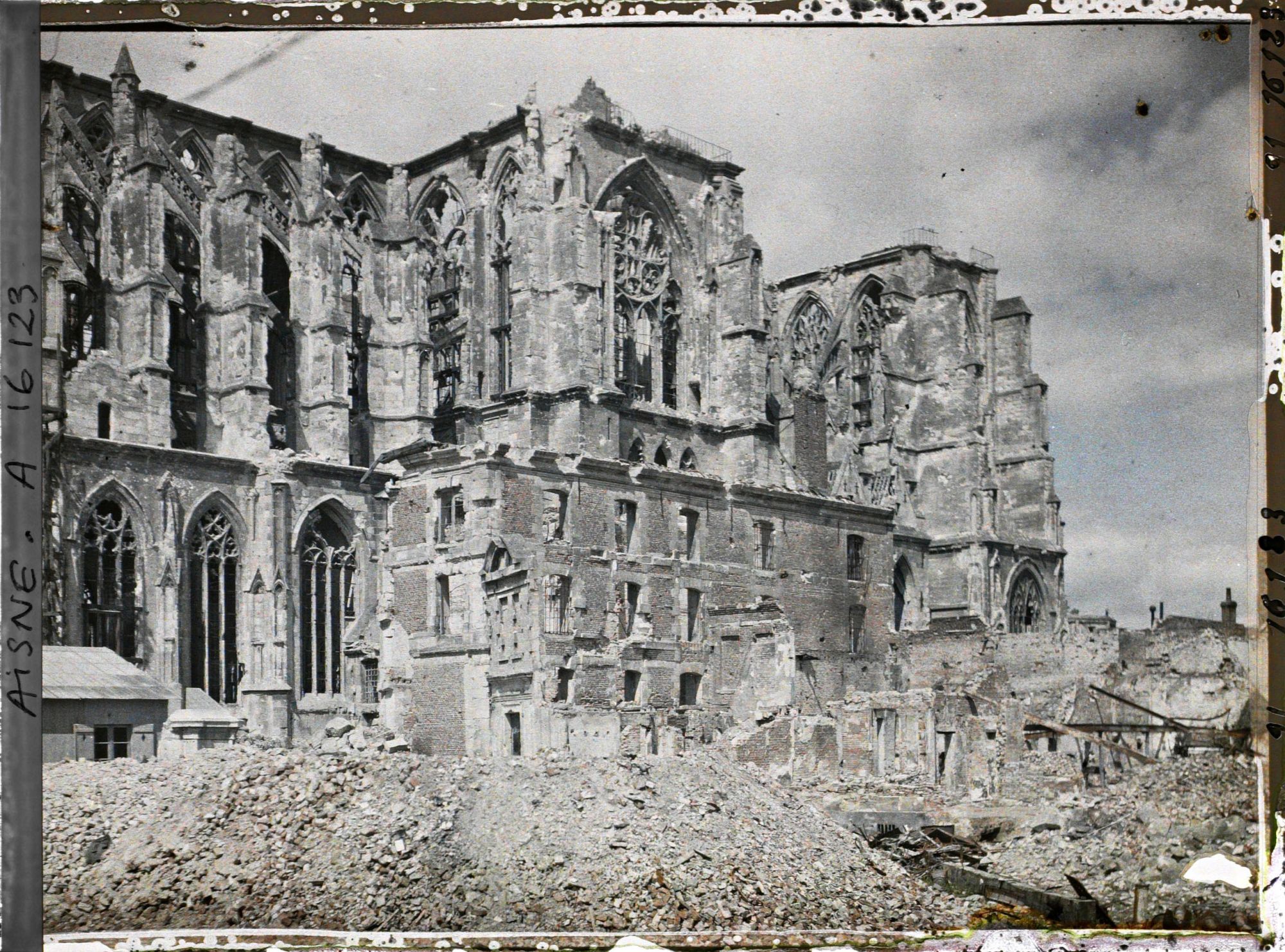 Image représentant France, St Quentin, L'Eglise St Quentin , vue prise de la rue des toiles