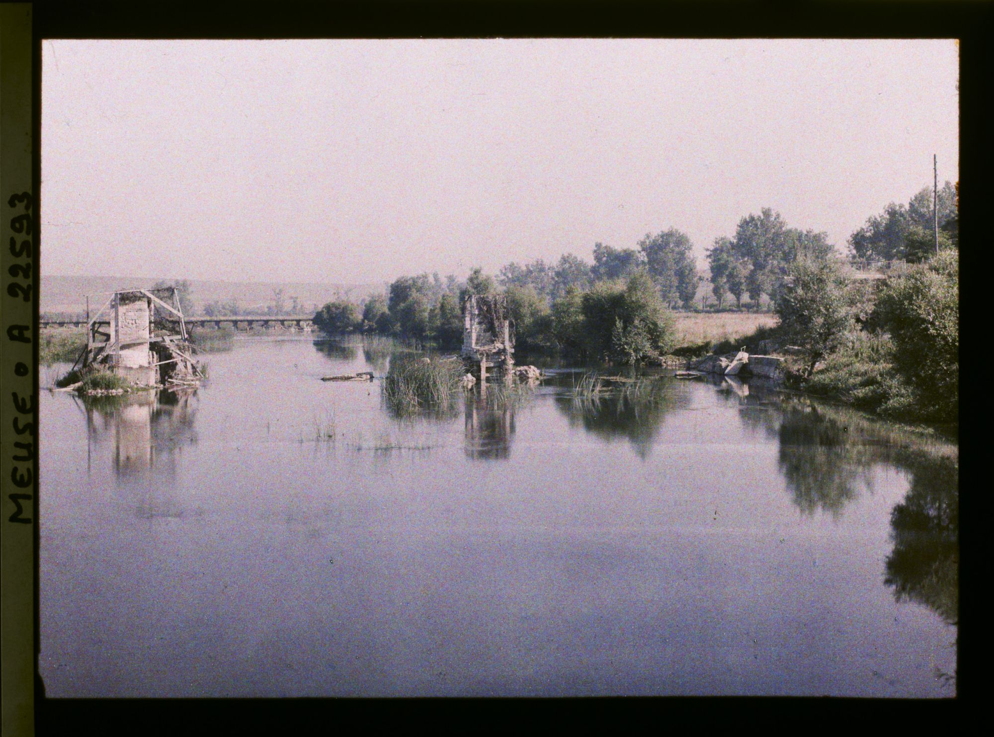 Image représentant France, Charny, Le Pont de Charny, la Meuse, et, Dans le fond, la passerelle nord