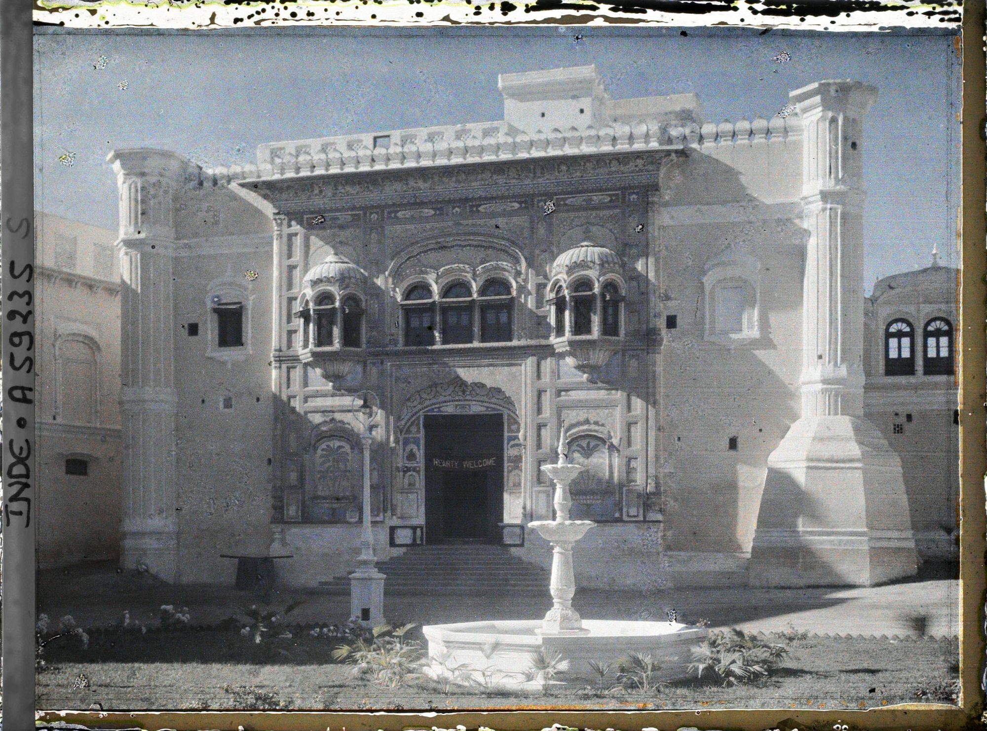 Image représentant Un édifice du jalao Khana, l'ancien palais (à la porte, une banderole portant l'inscription "hearty welcome")