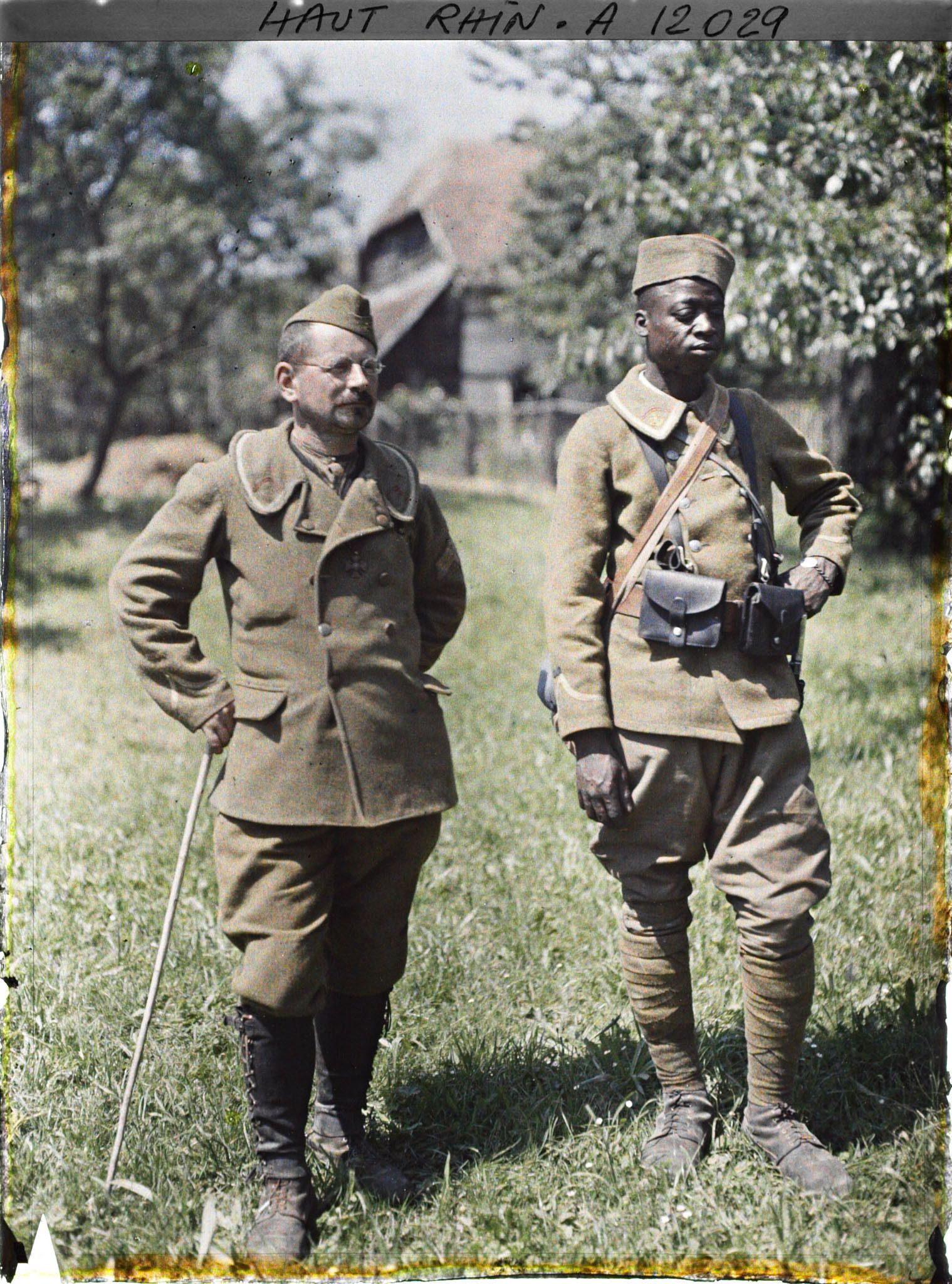 Image représentant Le même [Dia Bagou (Sénégalais. race Bombaro [bambara]) classe 1912 - à Montreux Vieux] avec un sergent colonial