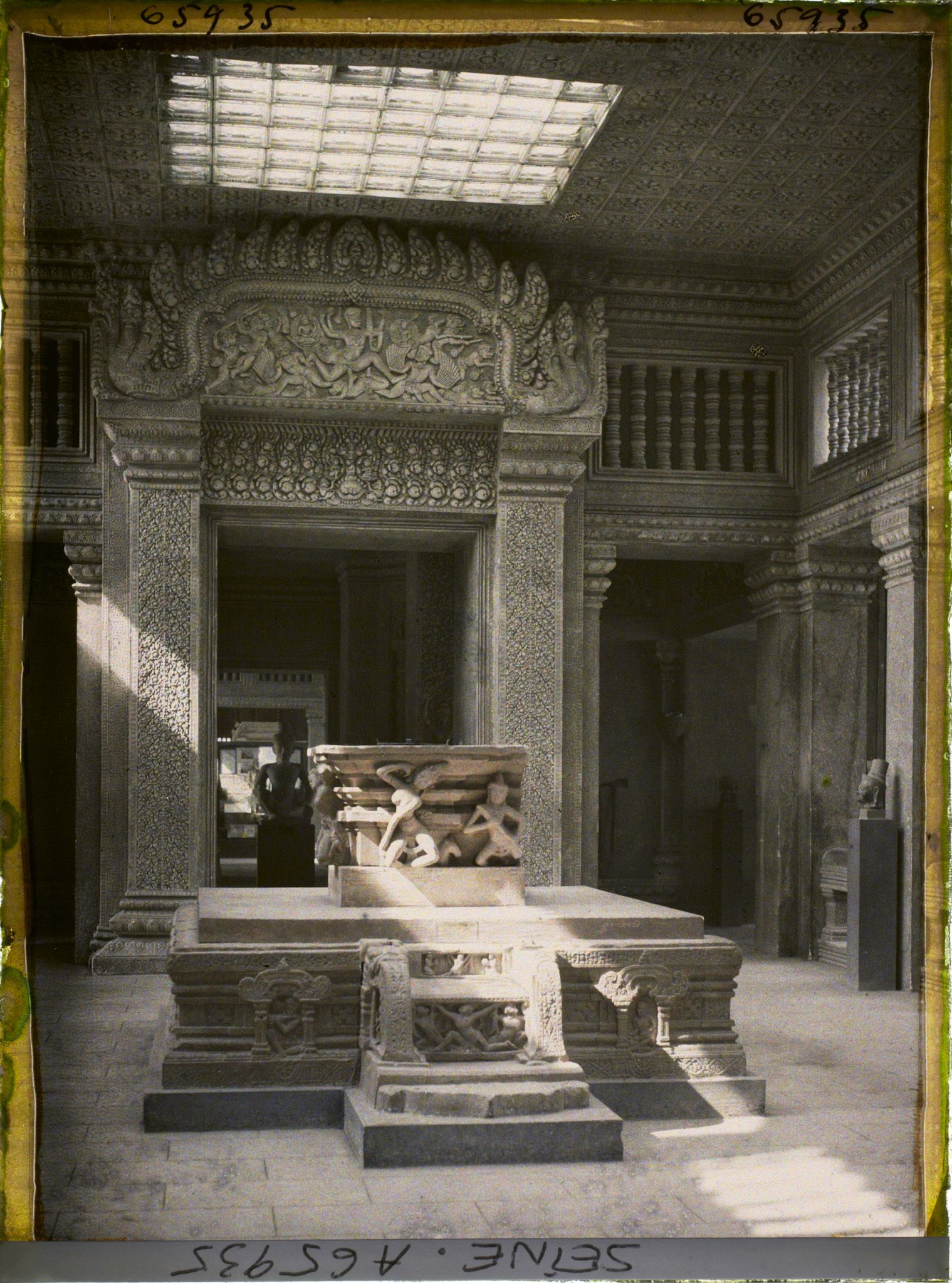 Image représentant L'Exposition Coloniale Internationale de 1931, autel shivaïte dans le temple d'Angkor Vat