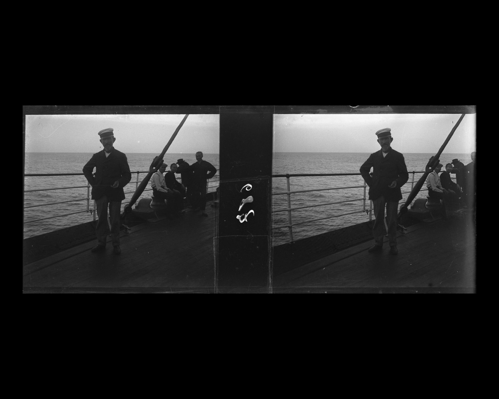 Image représentant Membres de l'équipage ou passagers près du bastingage