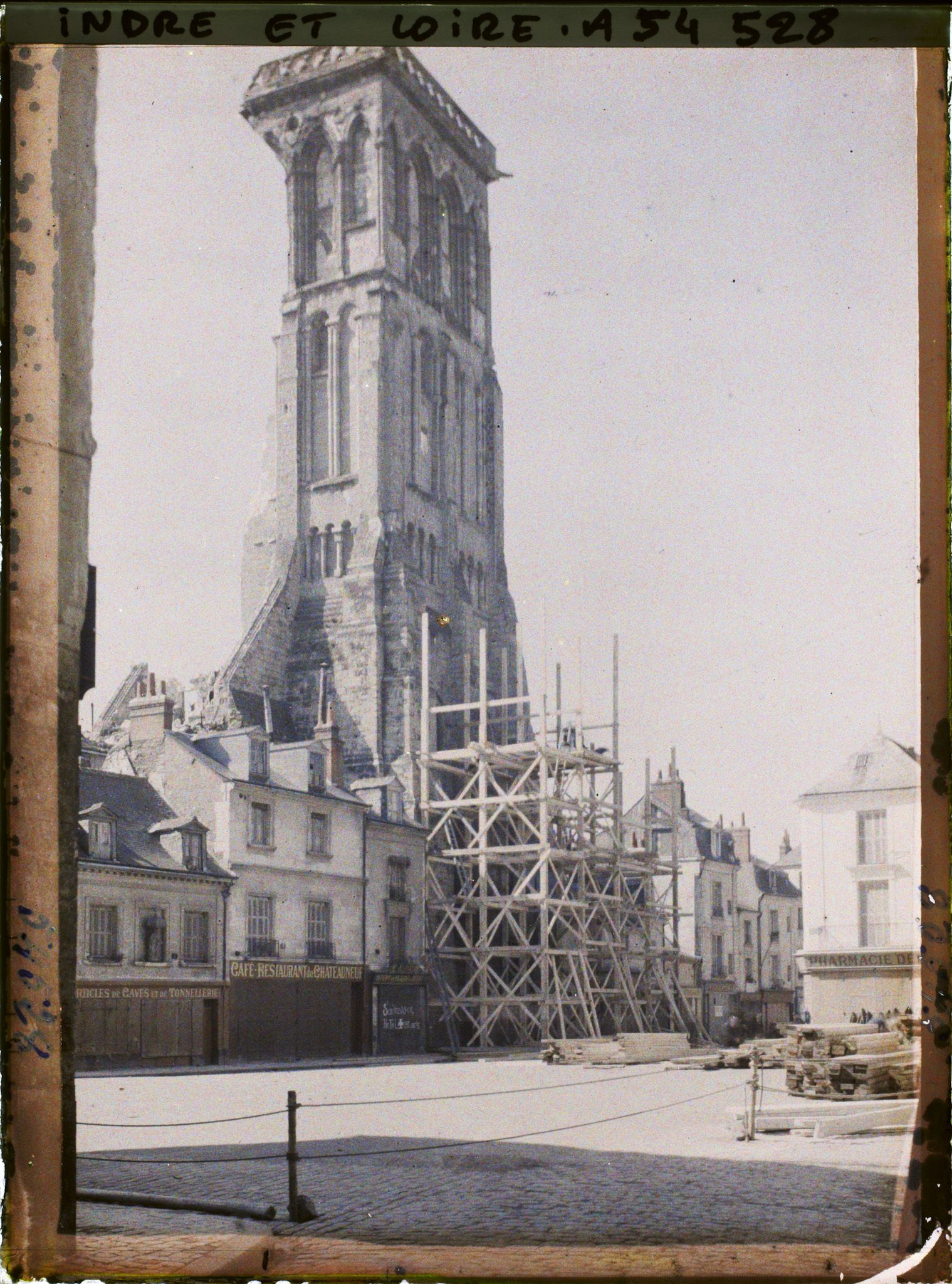 Image représentant Les échaffaudages de la tour Charlemagne après son effondrement partiel, vue de la rue des Bons Enfants