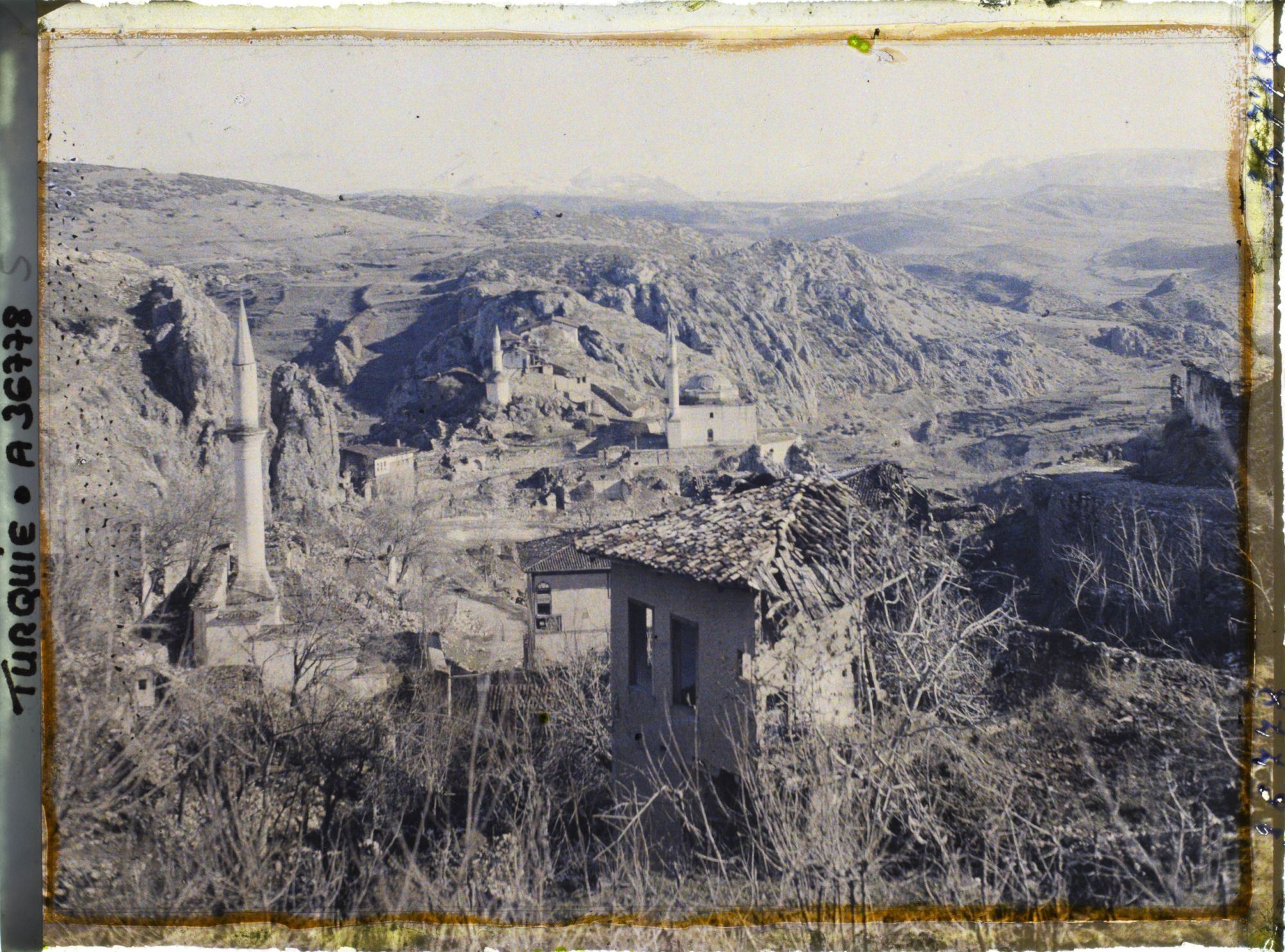 Image représentant Vers le minaret du sultan Osman (?) (à gauche) et l'Orkhan Camii (mosquée à coupole du XVe s., à droite)