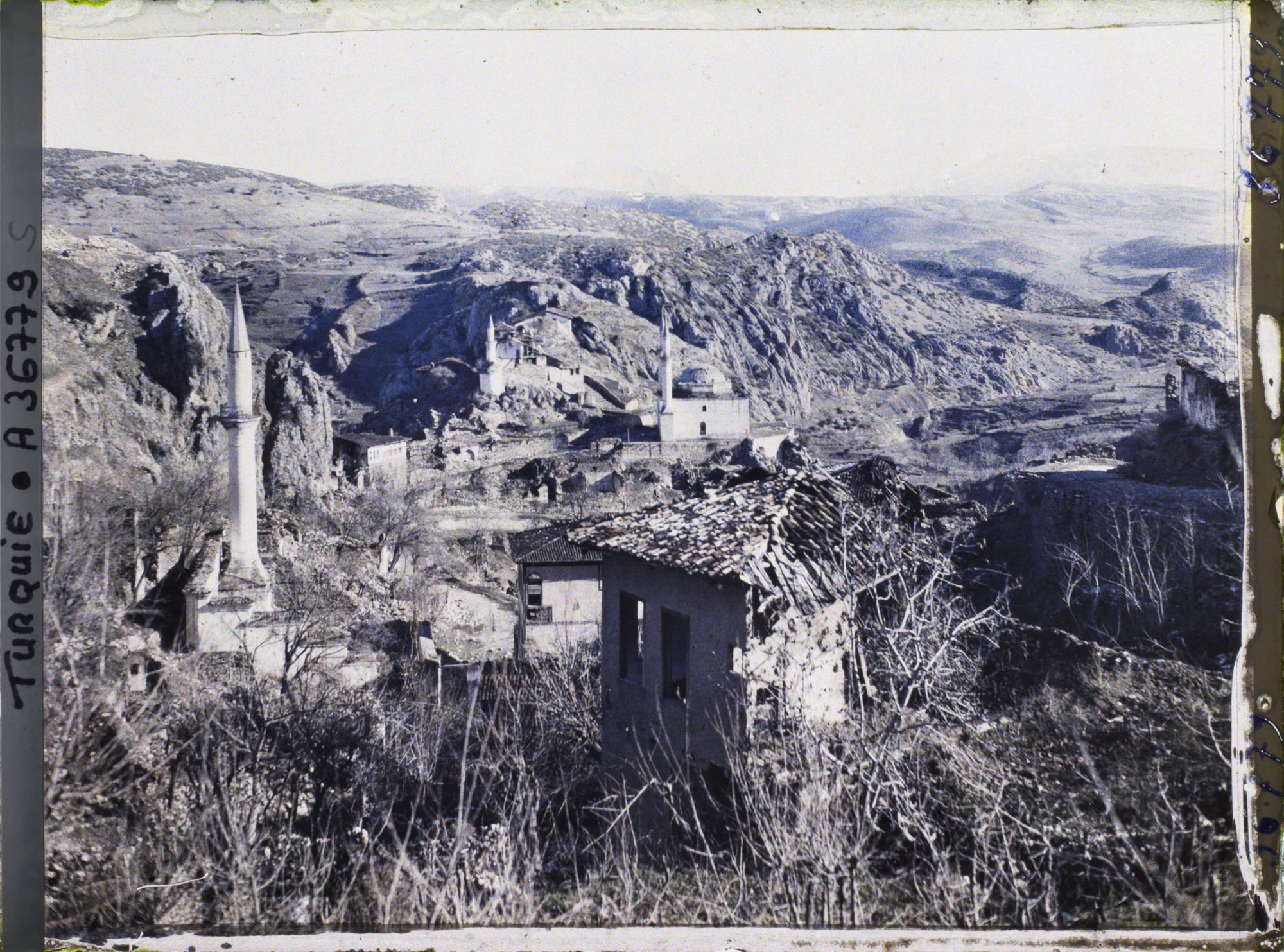 Image représentant Vers le minaret du sultan Osman (?) (à gauche) et l'Orkhan Camii (mosquée à coupole du XVe s., à droite)