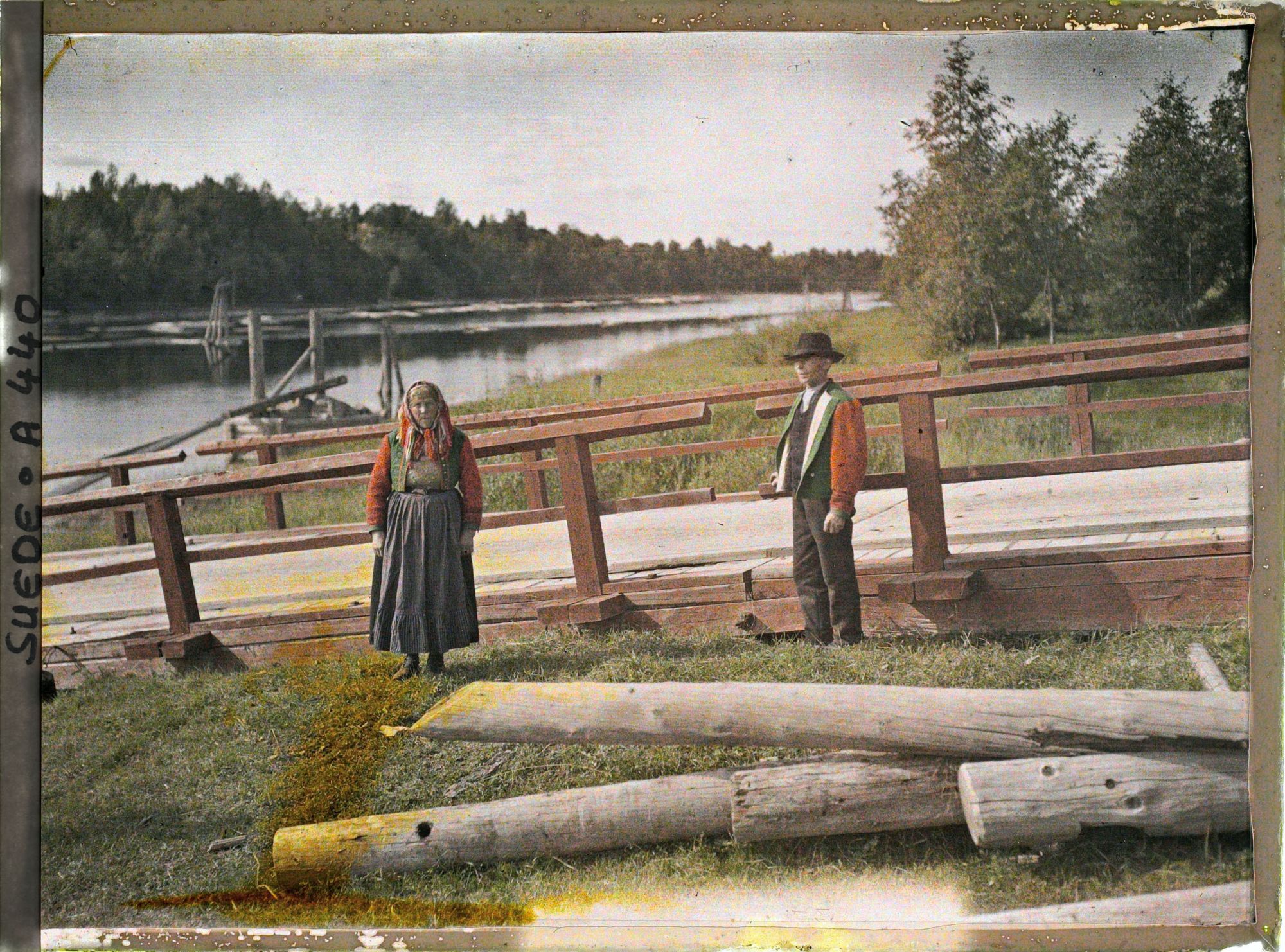 Image représentant Un couple en costume traditionnel près d'un pont flottant de DjurÅs