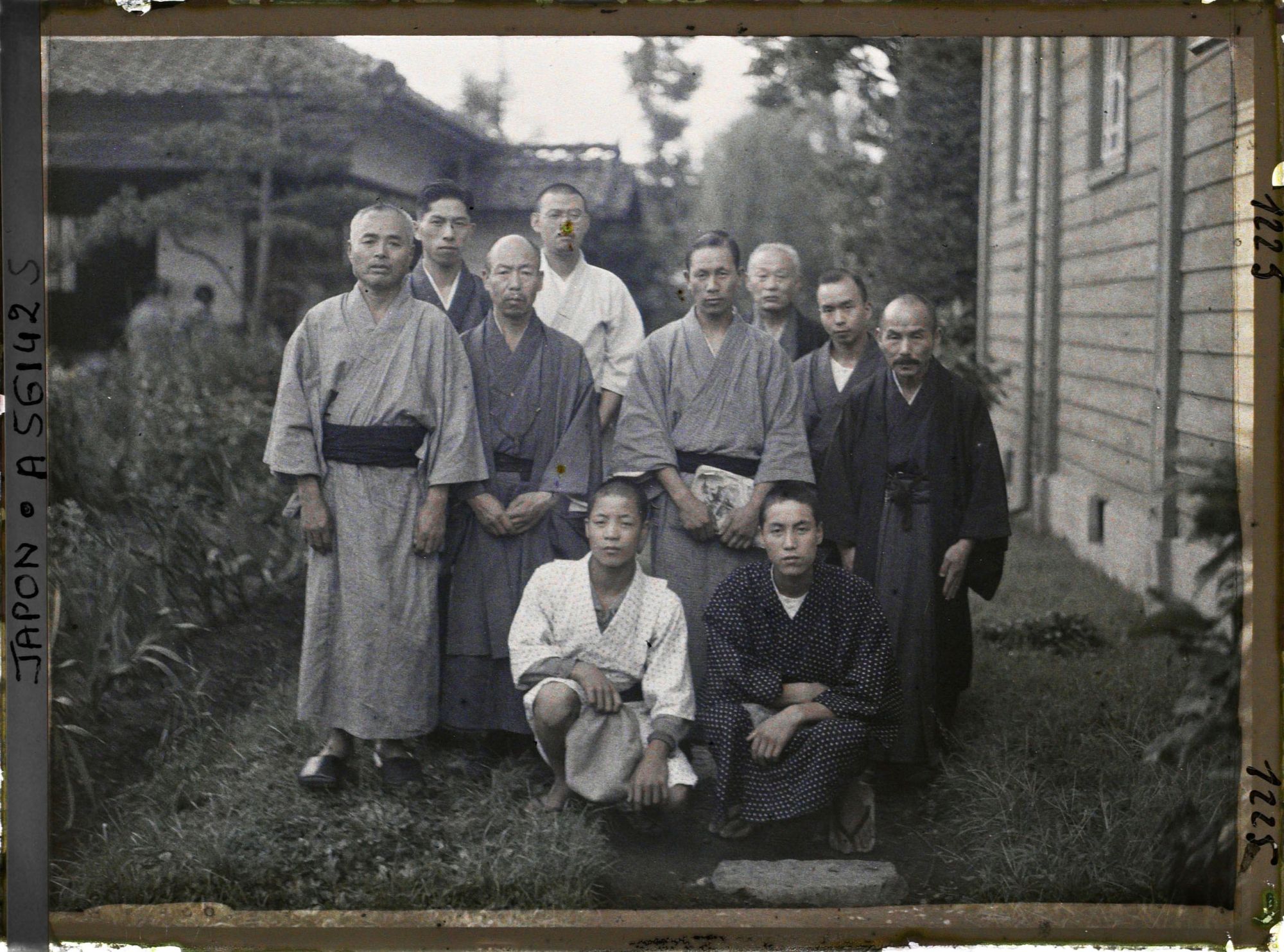 Image représentant Groupe d'homme devant la maison paroissiale