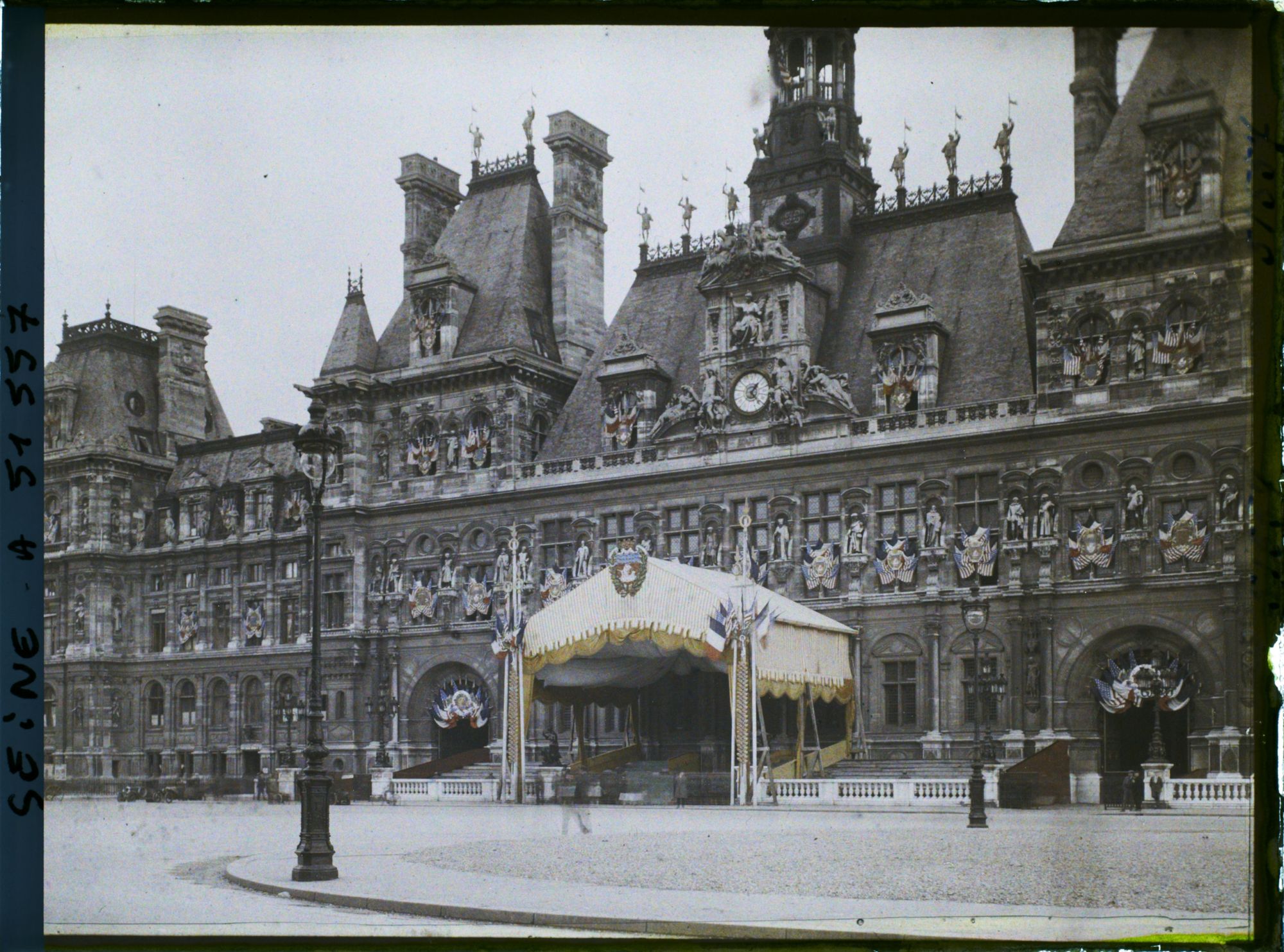 Image représentant Décorations à l'Hôtel-de-Ville pour le 9ème congrès de la Légion Américaine (American Legion)