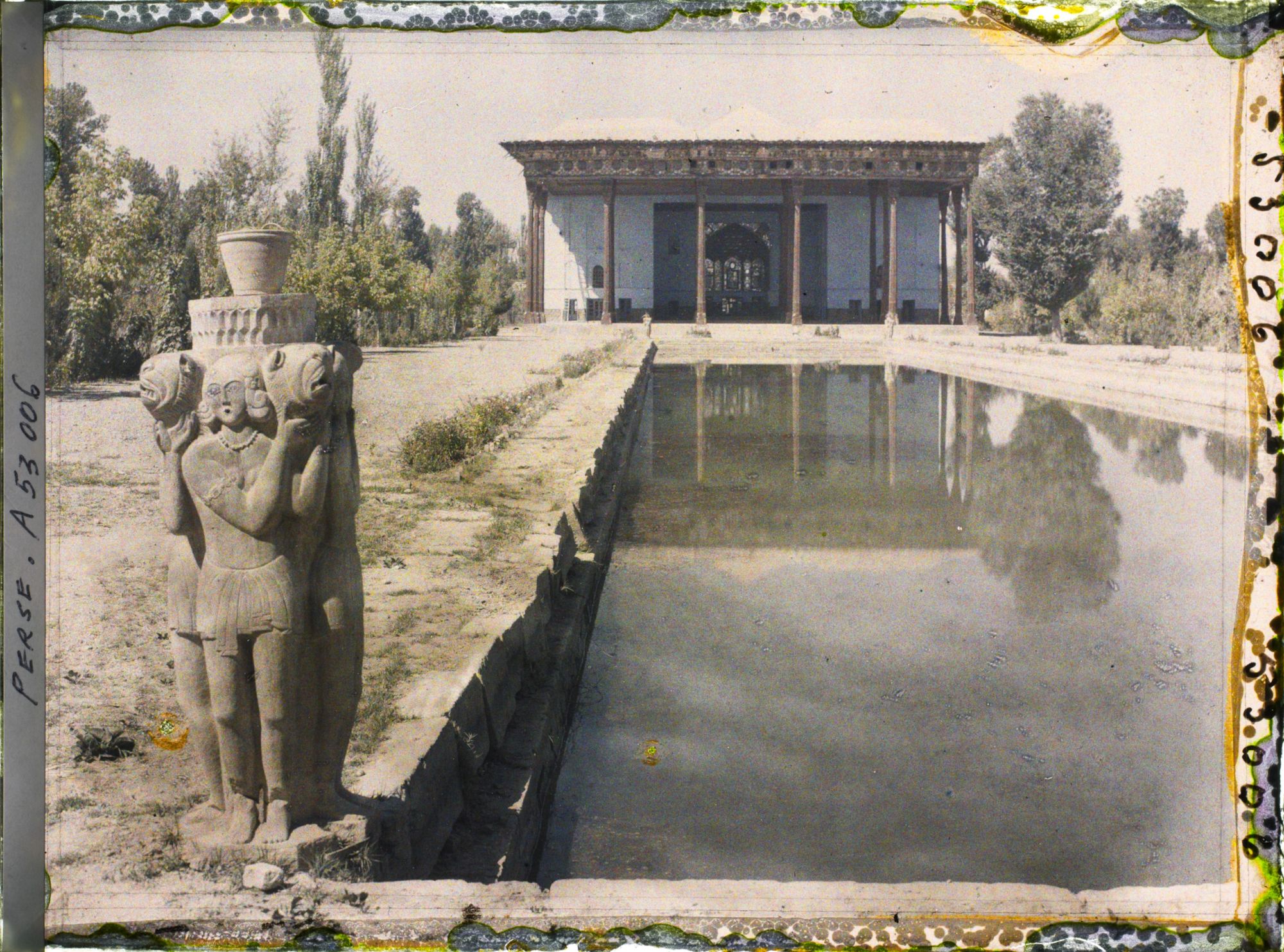 Image représentant Le Chehel Sotoun (pavillon des quarante colonnes) (1647), côté bassin