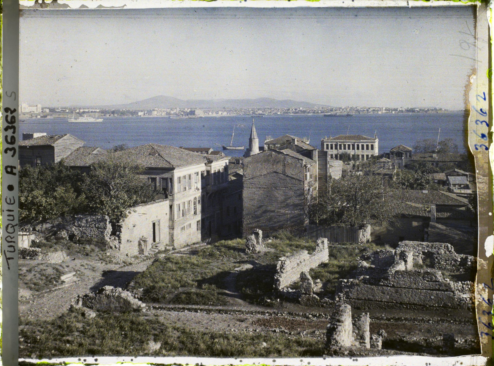 Image représentant Maisons du quartier historique et détroit du Bosphore près de son embouchure sur la mer de Marmara