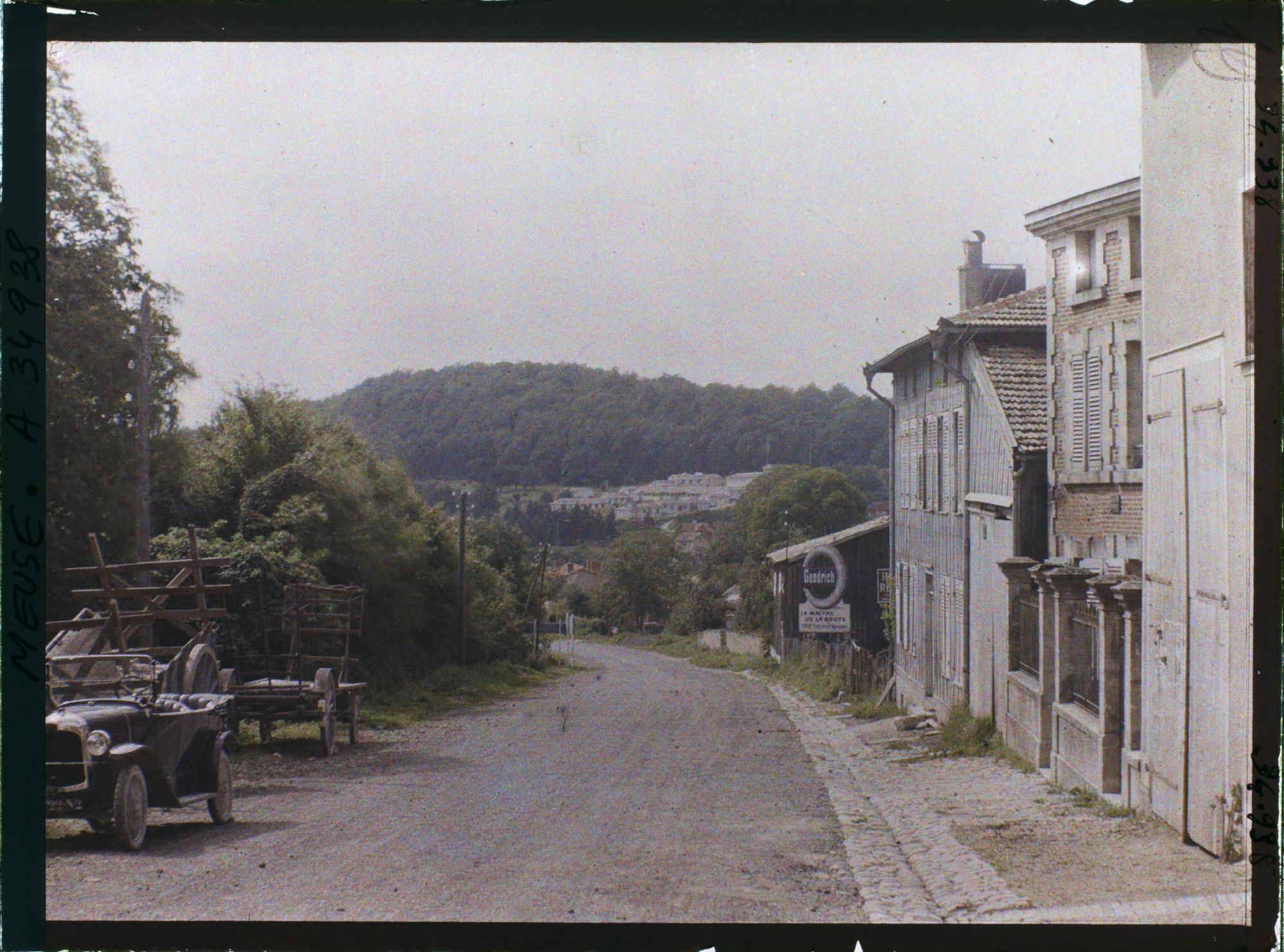 Image représentant France, Clermont en Argonne, Sortie de Clermont vers Ste Ménehould, au fond, le bois Bachin et le Prematorium