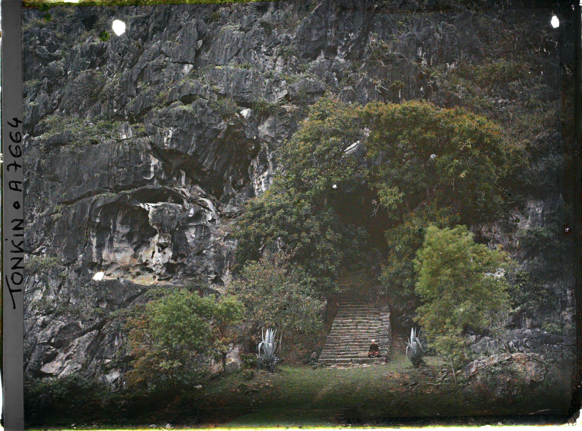 Image représentant L'entrée de la grotte principale des Rochers de Ky-lu'a, abritant un sanctuaire rupestre dédié au culte bouddhique