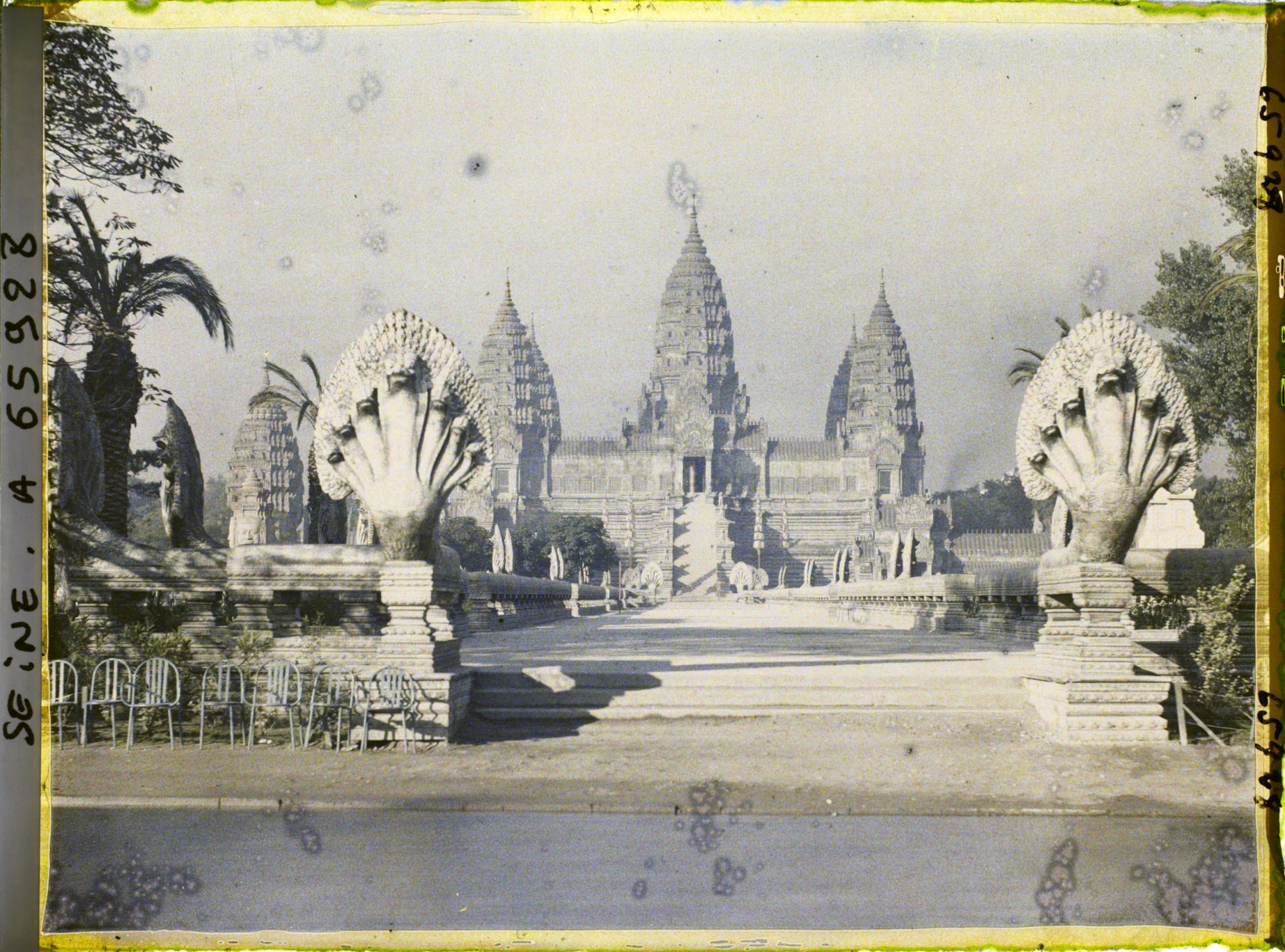 Image représentant L'Exposition Coloniale Internationale de 1931, la grande allée du temple d'Angkor Vat