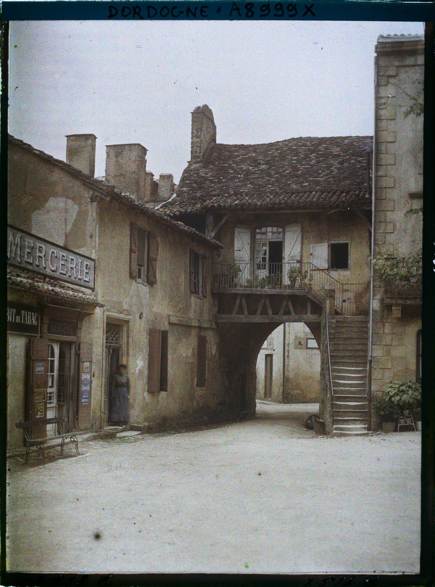 Image représentant France, Cadouin, Maison à balcon adossée à l'arcade dite Porte de St Louis (11e) ch. où coucha St Louis