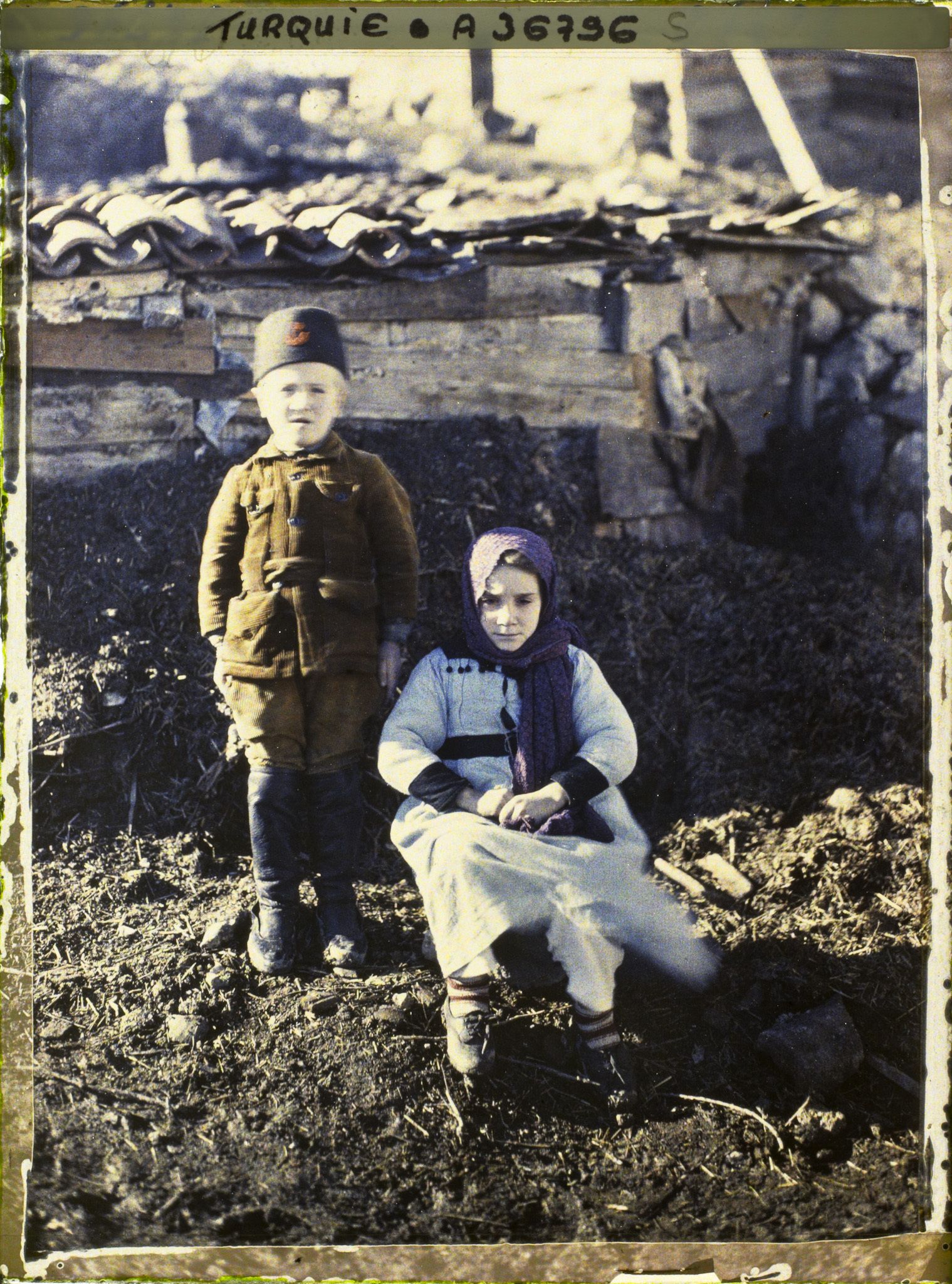 Image représentant Deux orphelins, un garçonnet et une fillette, pris en charge par le "croissant rouge"