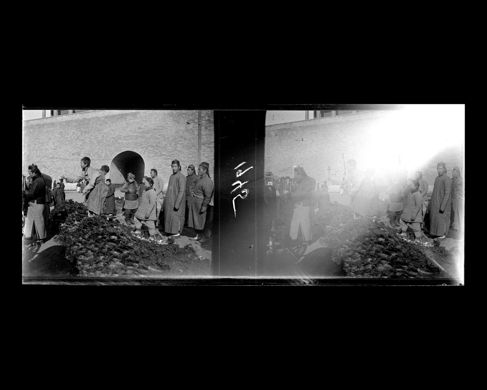 Image représentant Zhengyangmen ("porte Face au Midi"), appelée aussi Qianmen ("porte Antérieure"). Dans le bastion, près de l'entrée de la ville tartare