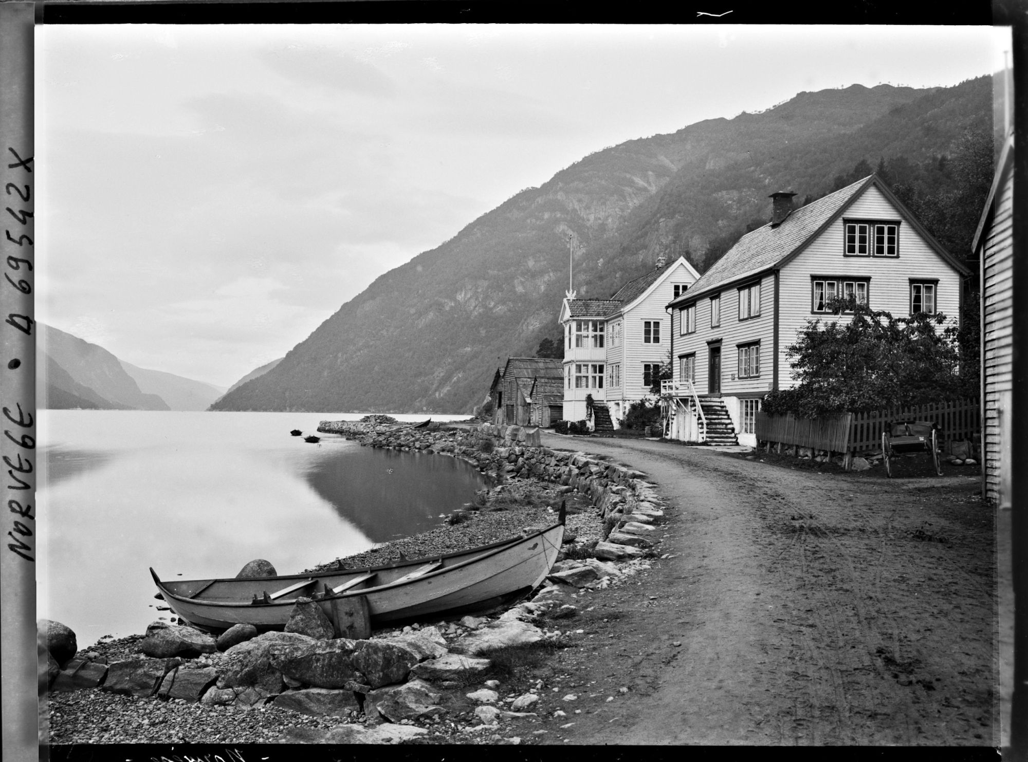 Image représentant Maisons au bord du lac Sandvevvatnet
