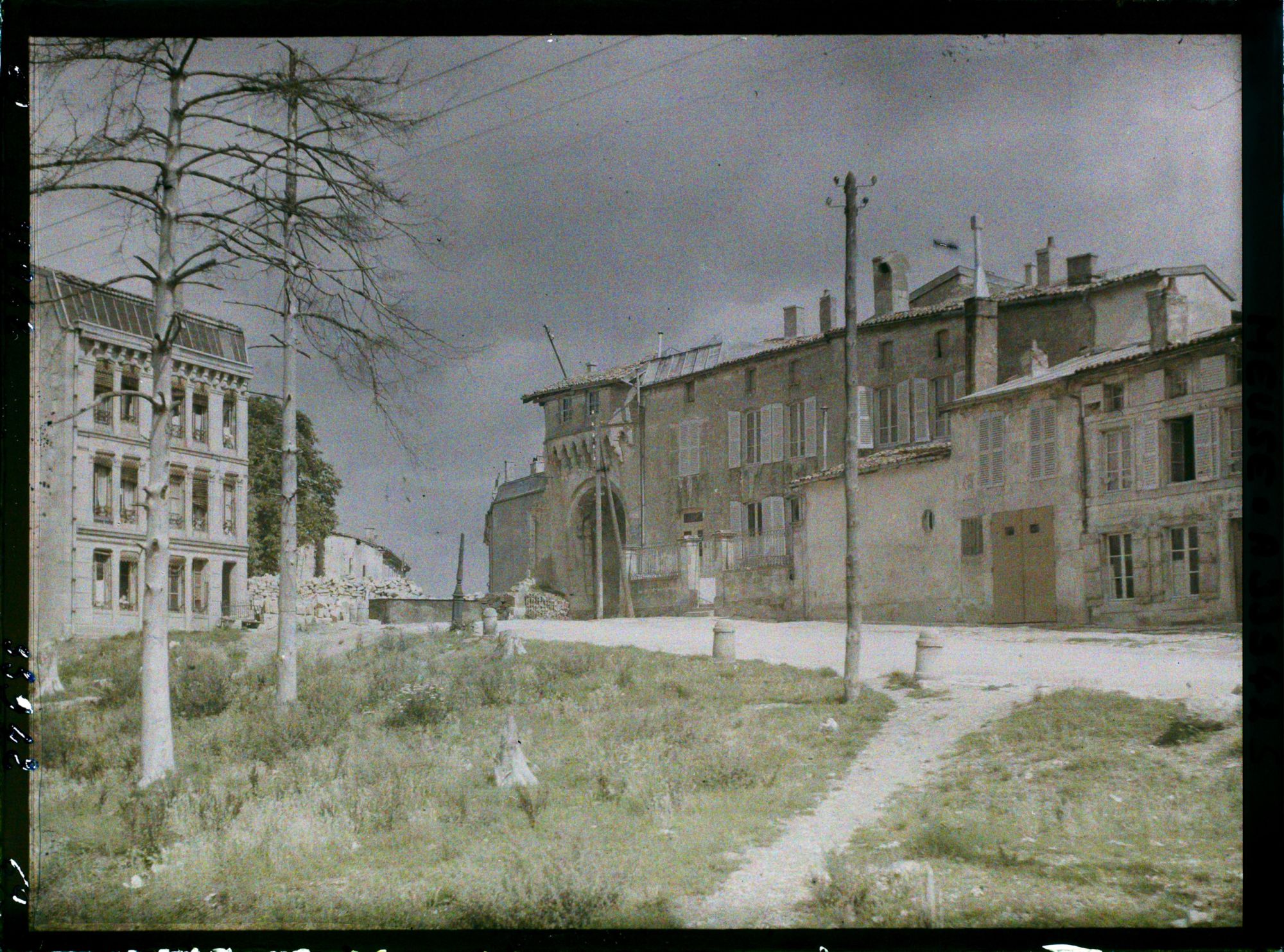 Image représentant France, Verdun, Un coin de la Place de la Roche et la porte Chatel, arbres morts