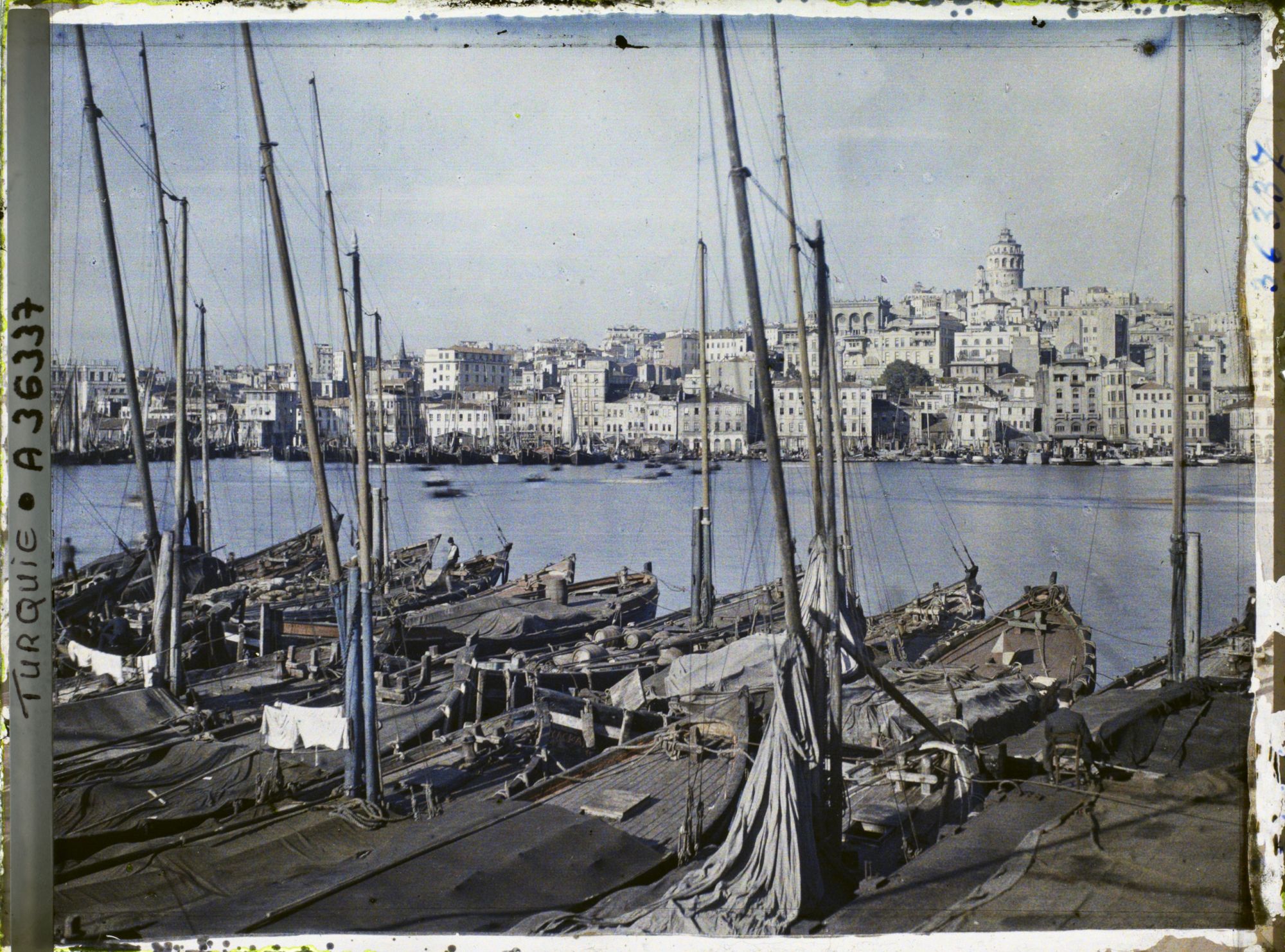 Image représentant Bateaux au port de la Corne d'Or avec, à l'arrière plan, le quartier de Galata