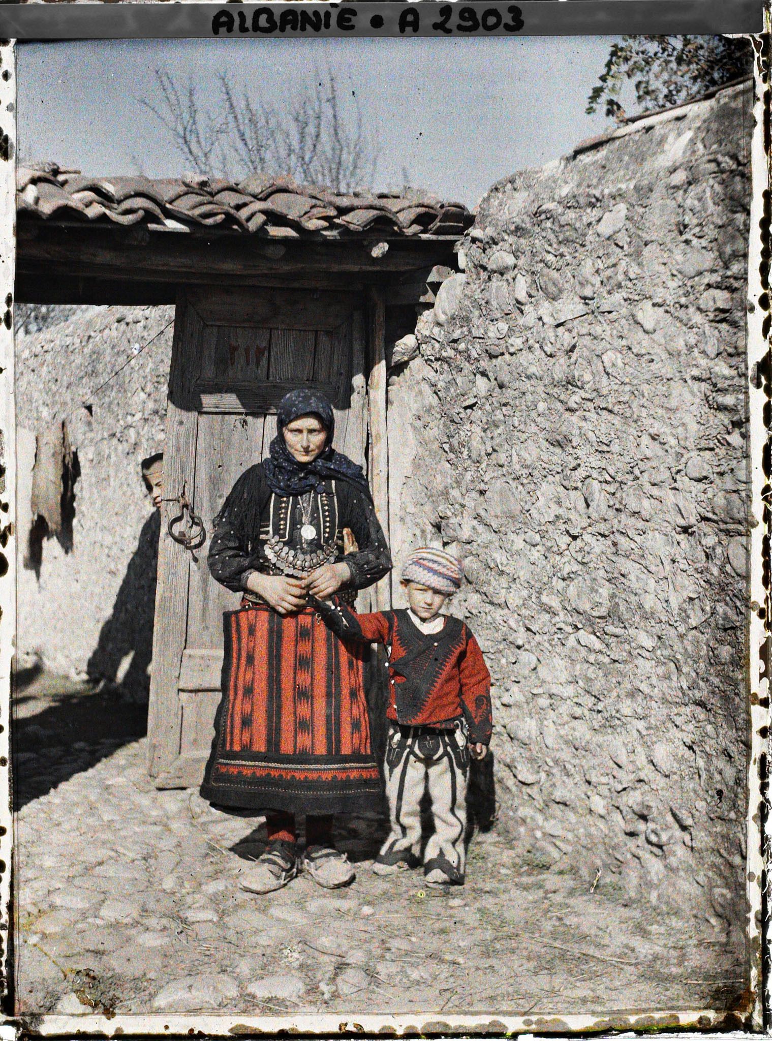 Image représentant Une femme mirdite catholique et son fils