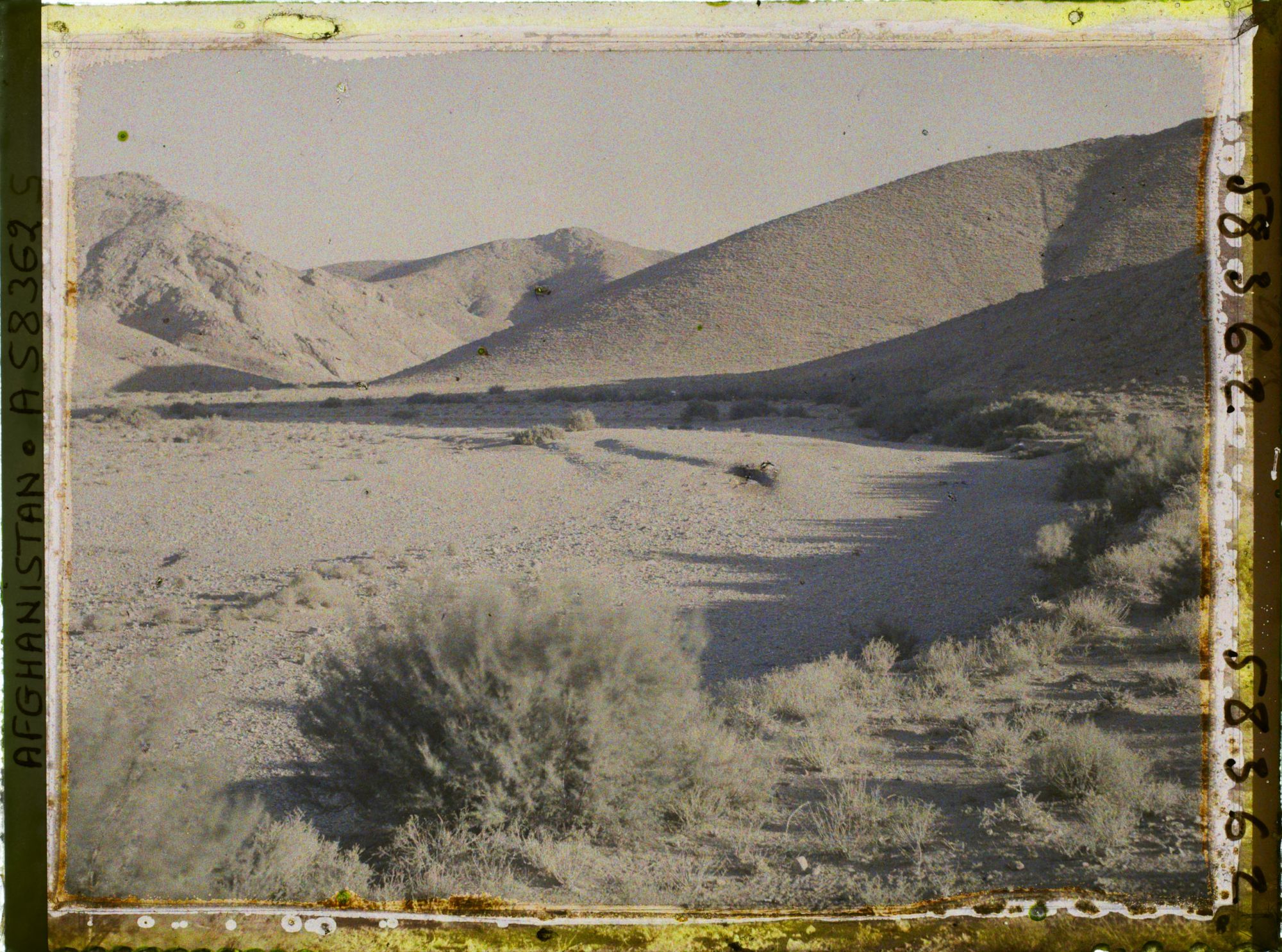 Image représentant Paysage à une soixantaine de kilomètres au sud d'Hérât (le lit d'une rivière à sec)