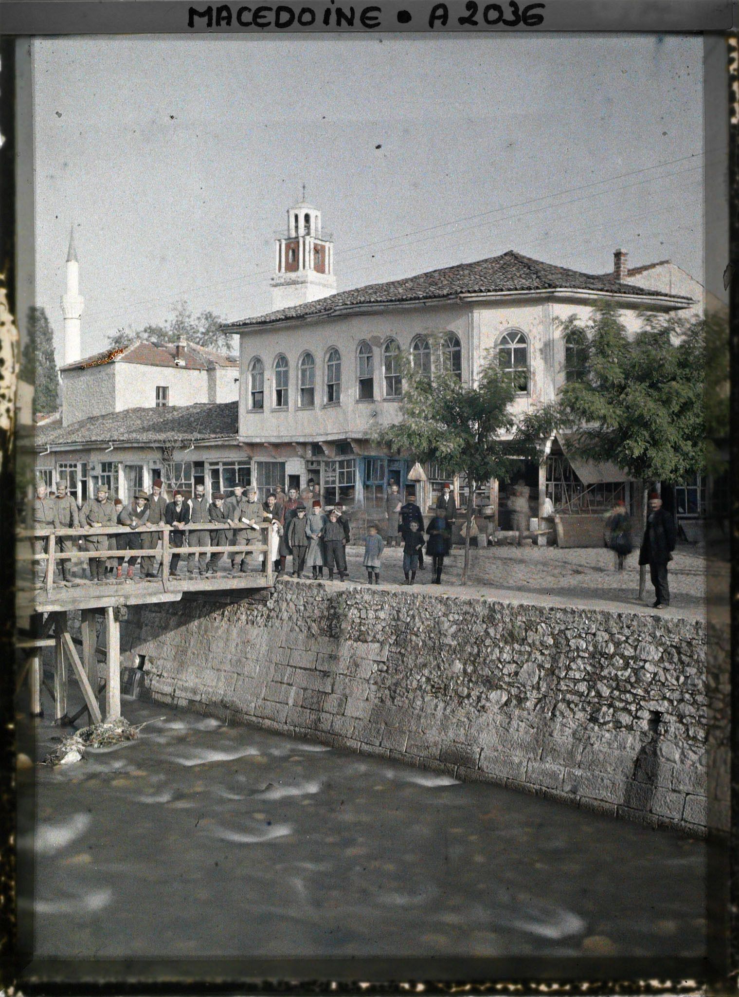 Image représentant Le vieux pont, la vieille maison, la tour et le minaret
