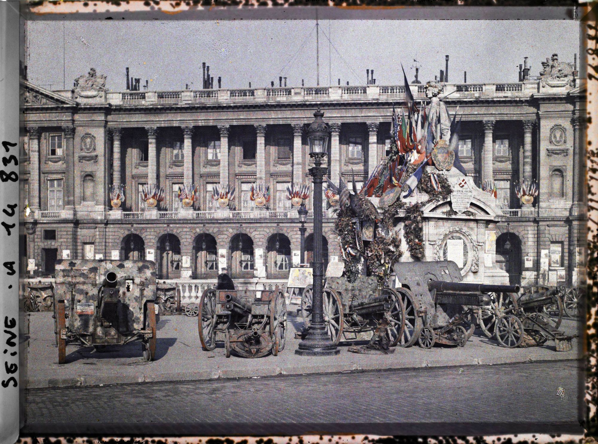 Image représentant Canons pris aux Allemands exposés place de la Concorde, Statue de Lille et bureau de souscription