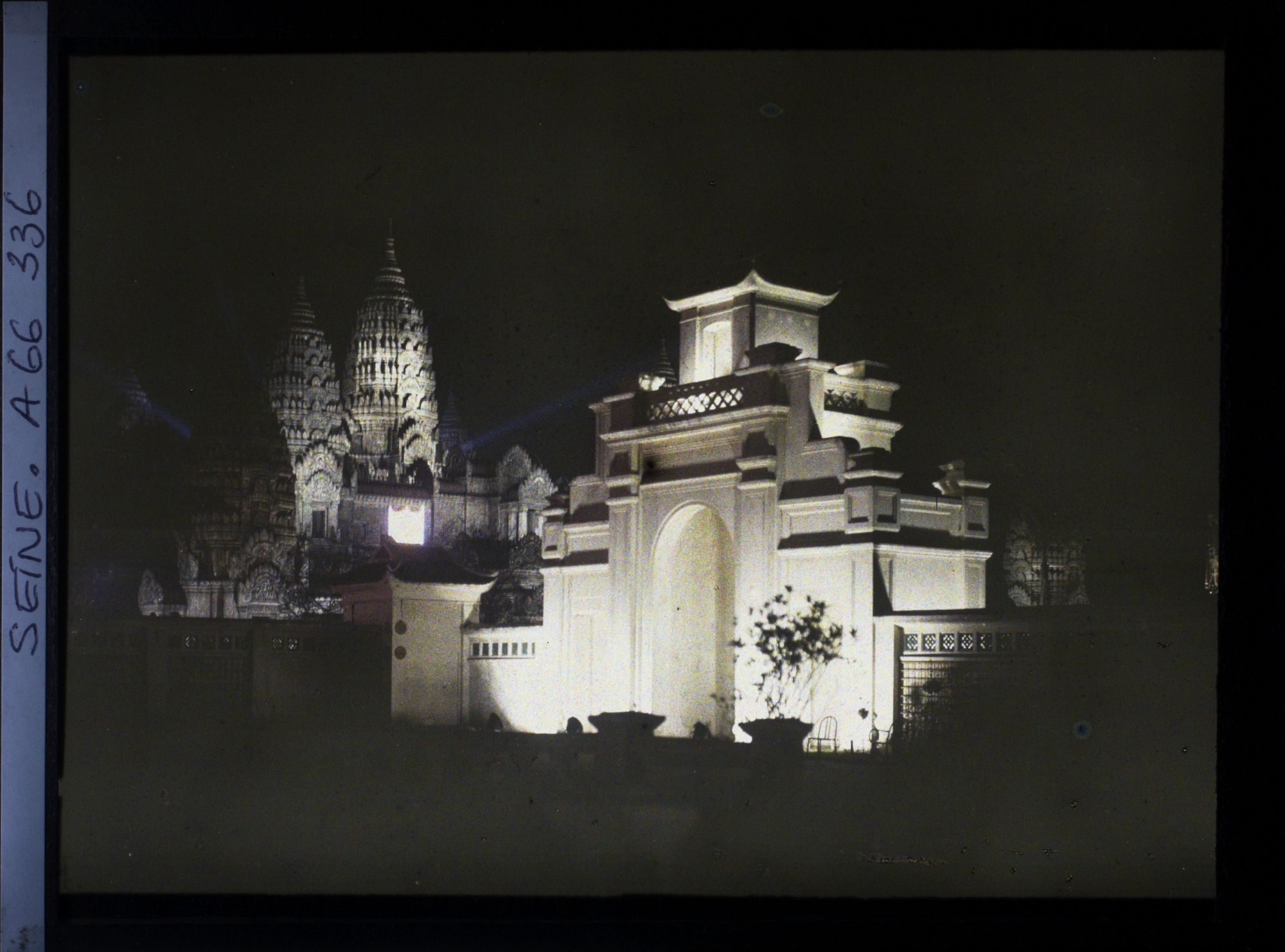 Image représentant L'Exposition Coloniale Internationale de 1931, les illuminations de la porte du Tonkin et du temple d'Angkor Vat