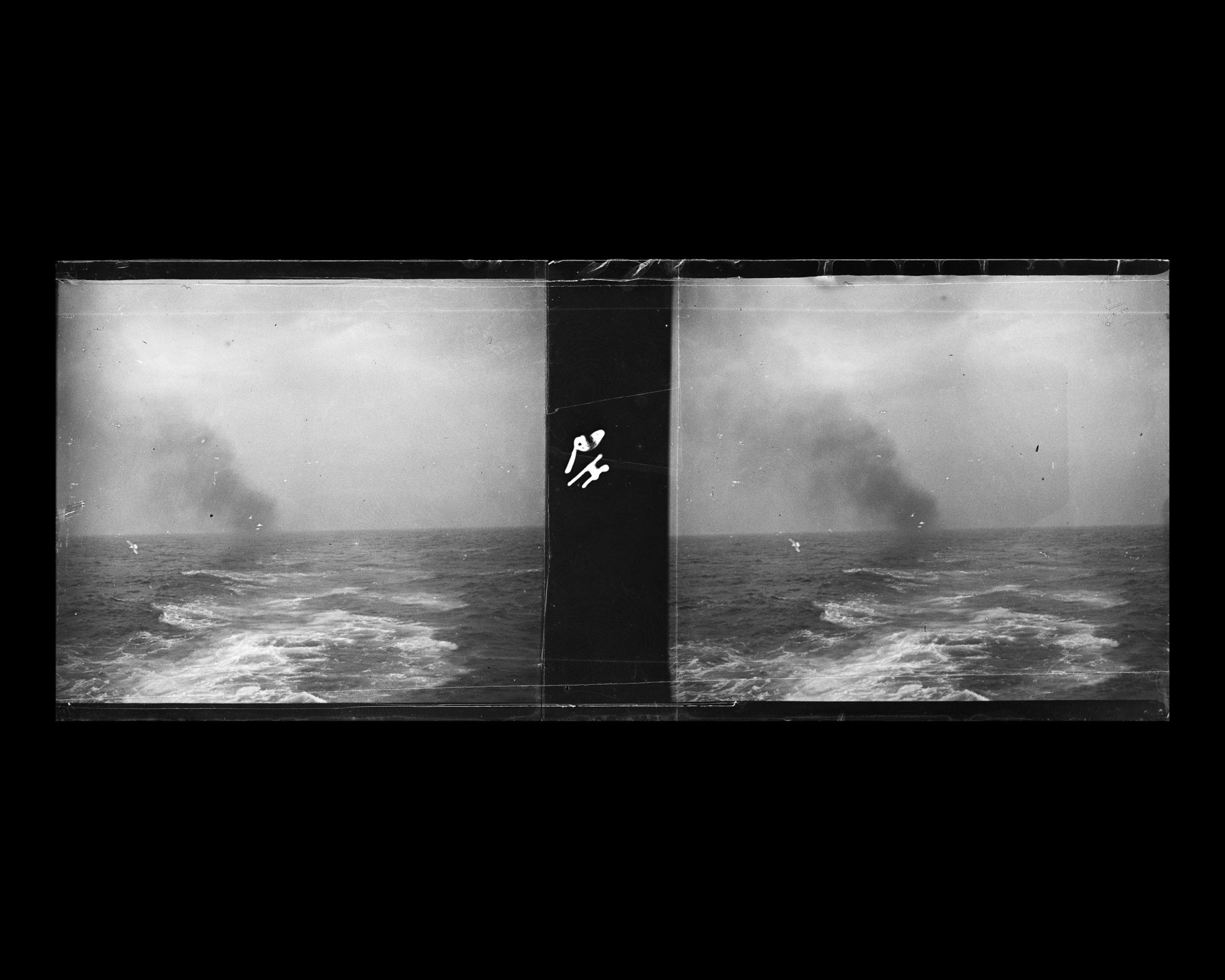 Image représentant Fumée et sillage du navire sur la mer agitée