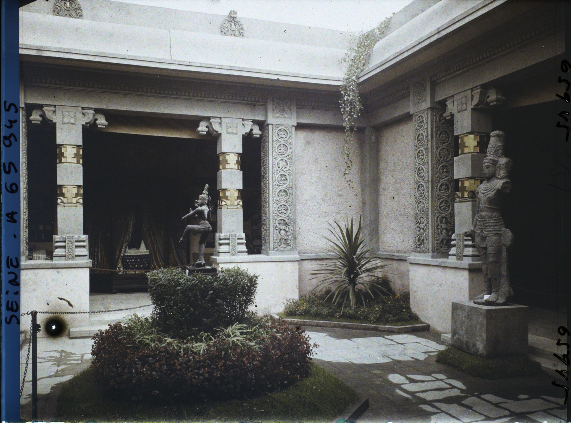 Image représentant L'Exposition Coloniale Internationale de 1931, la cour du pavillon des Indes françaises