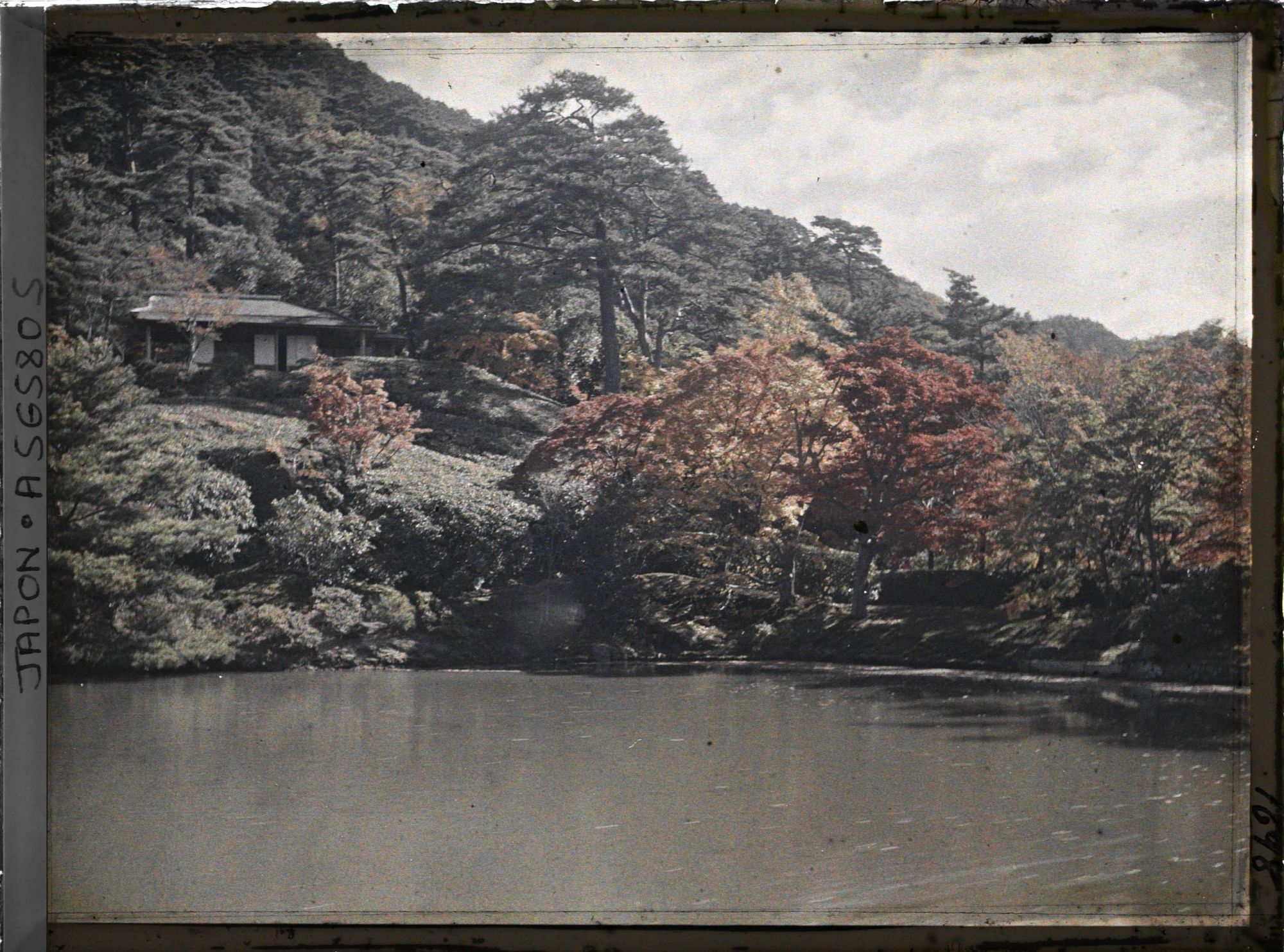 Image représentant Les jardins de la villa impériale Shugakuin Rikyû : l'étang Yokuryu et le pavillon Rinun-tei