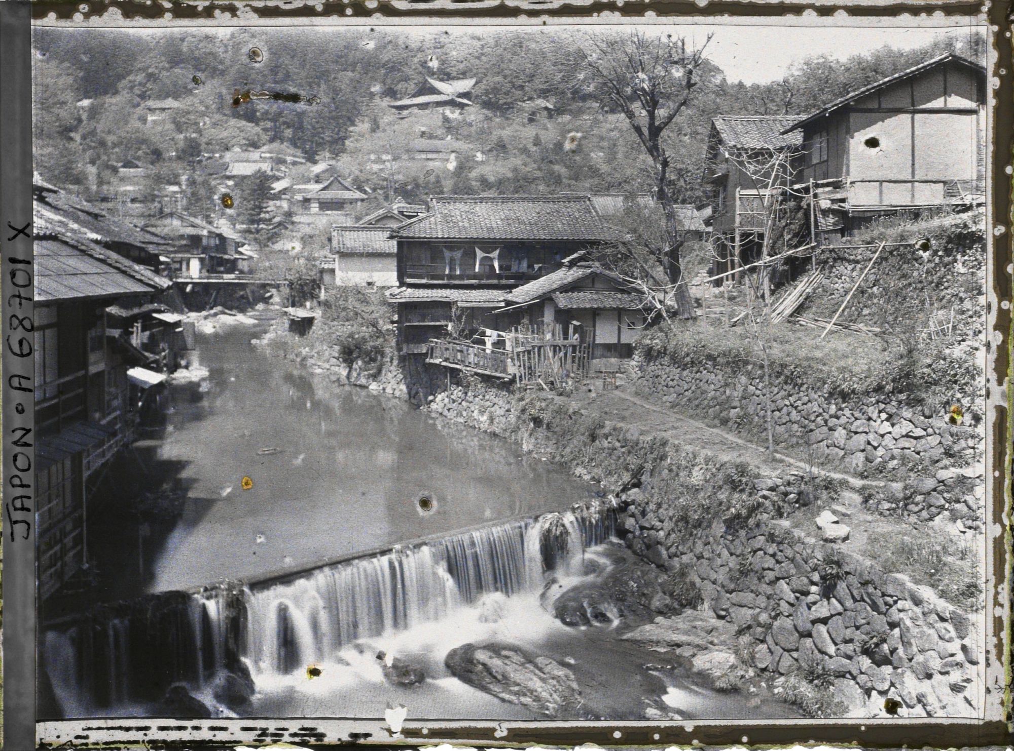 Image représentant Le village et la rivière Yamato (Yamato-gawa)