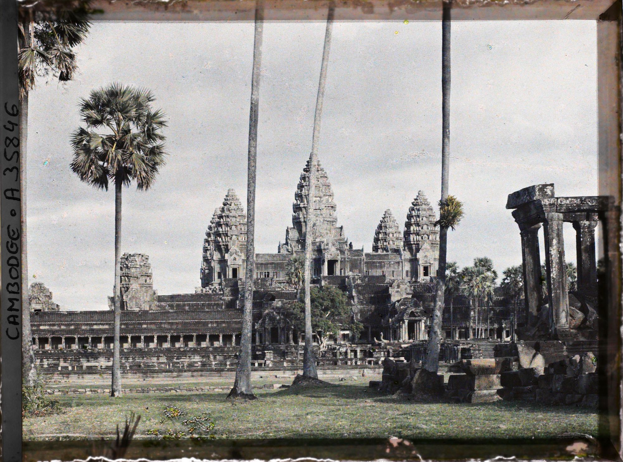 Image représentant La partie centrale de la pyramide à trois niveaux formant le temple-montagne, couronnée par les prasat (tours-sanctuaires) du massif supérieur