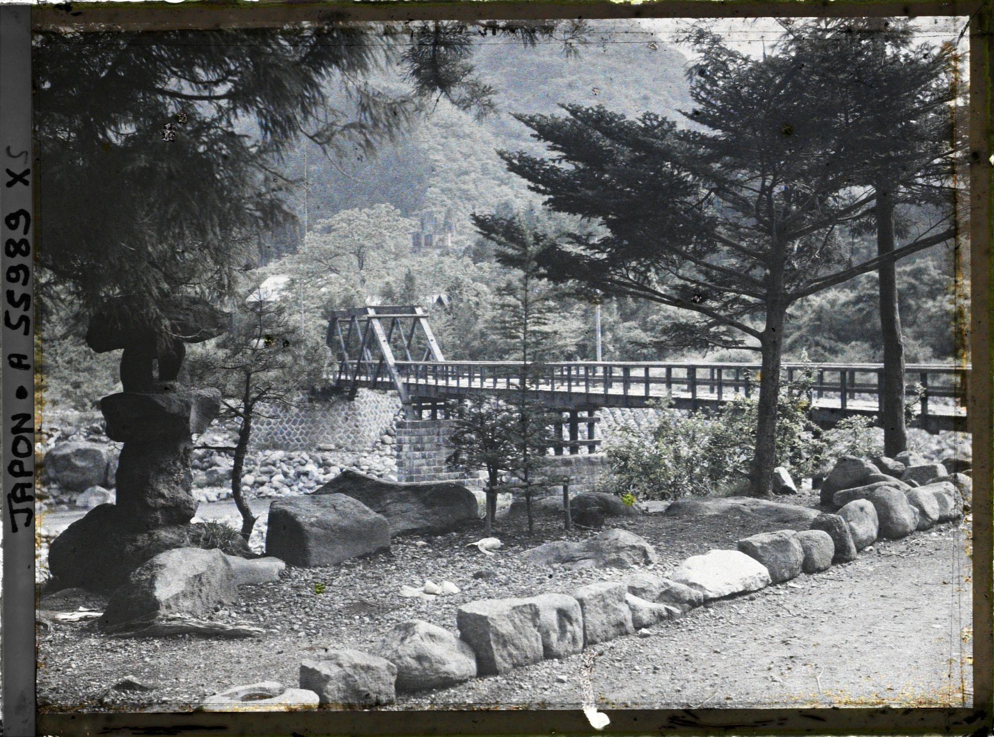 Image représentant Un pont probablement dans la vallée de la Tamagawa