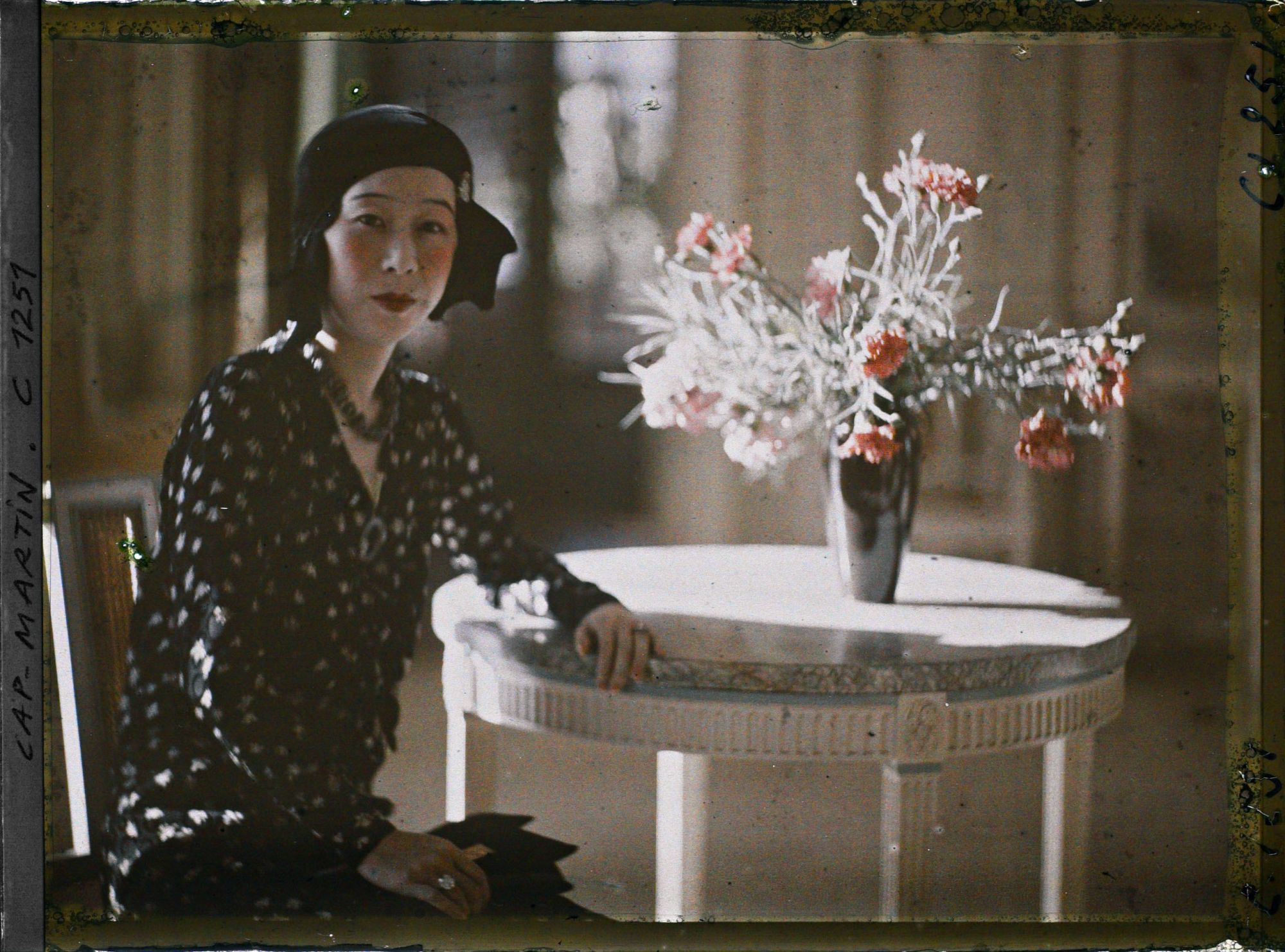 Image représentant La marquise Tokugawa dans un salon de la villa Kahn (villa Zamir)