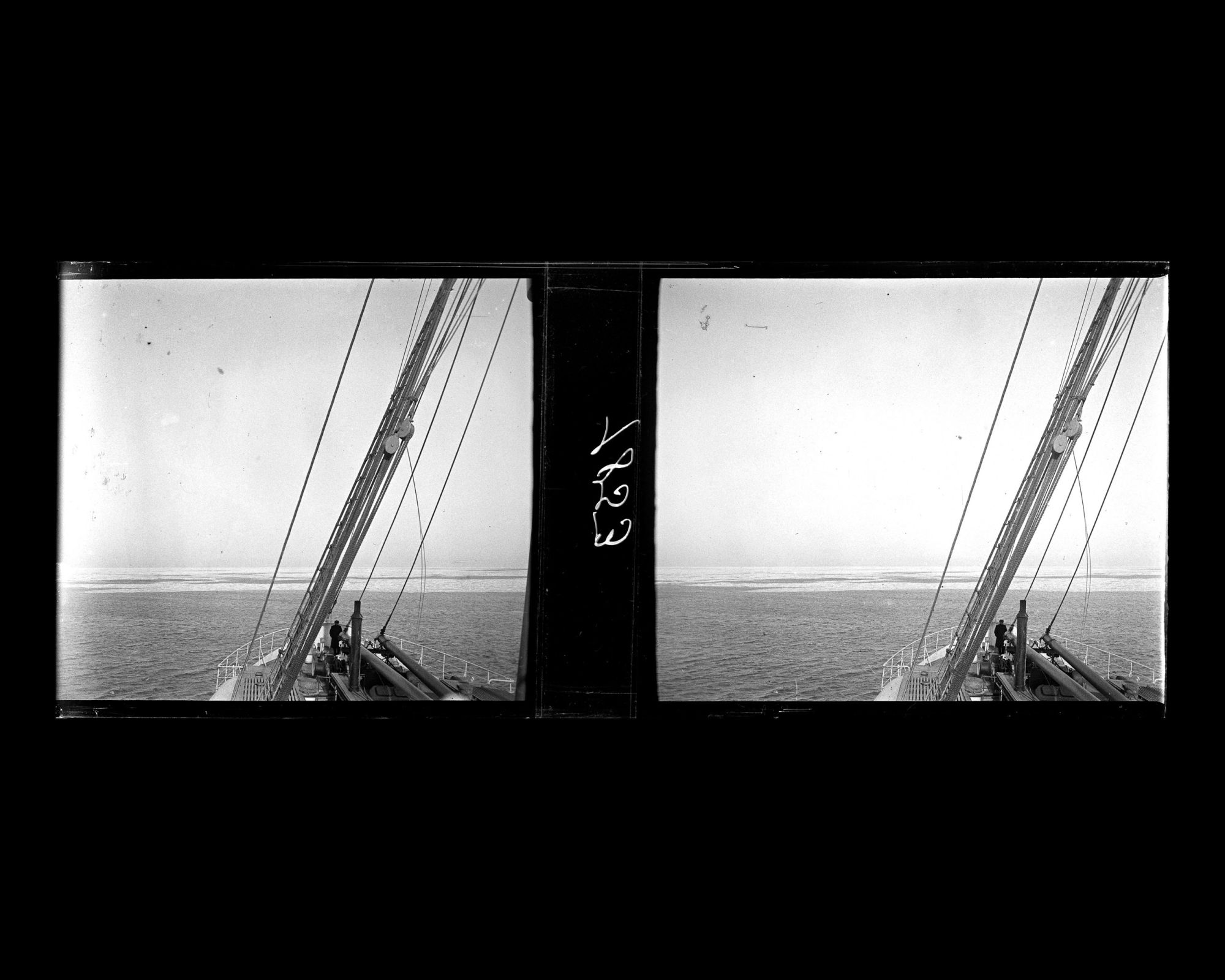 Image représentant La proue du vapeur allemand Staatssekretär Kraëtke se dirigeant vers des bancs de glace