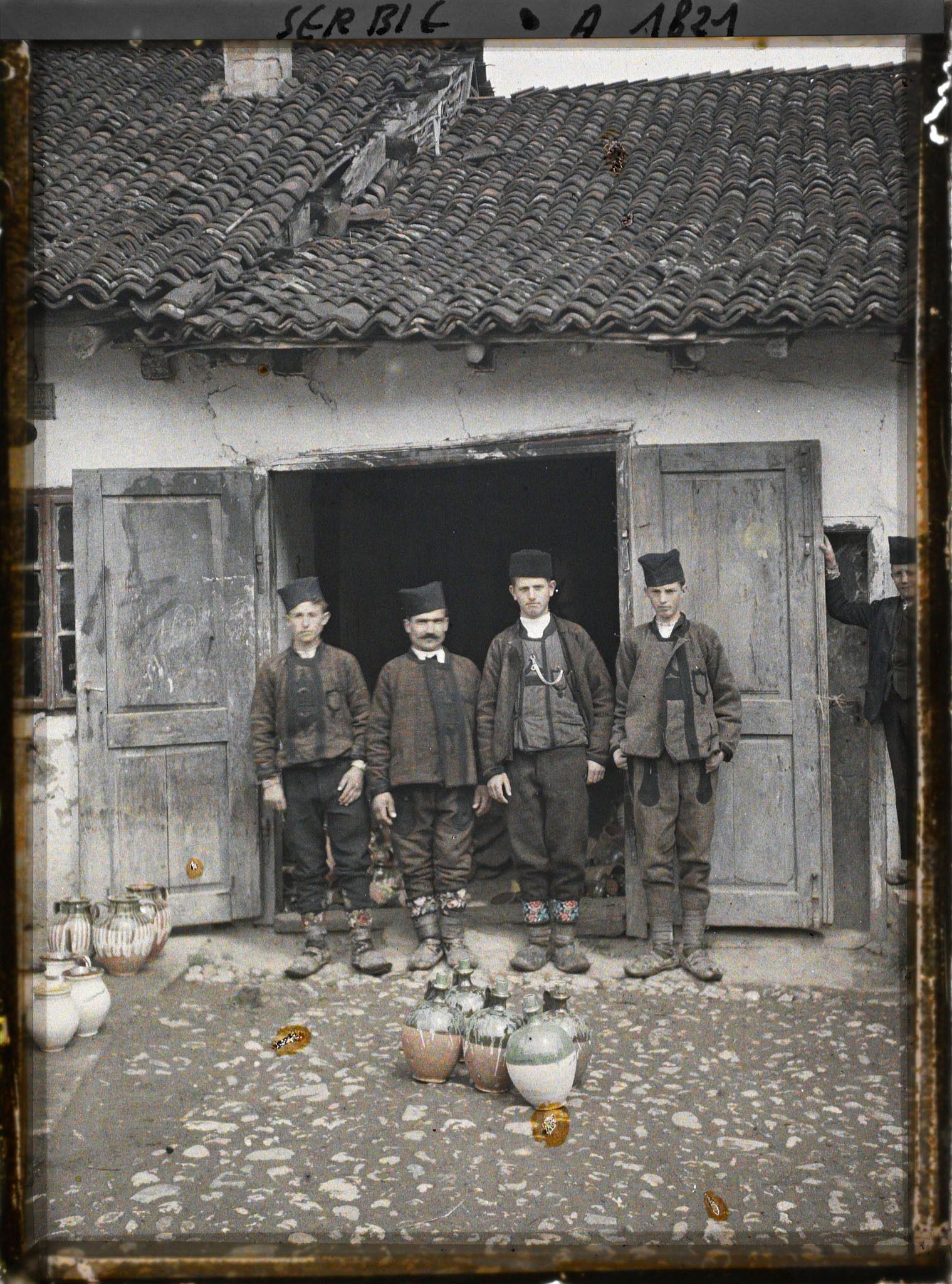 Image représentant Quatre hommes en costume national serbe