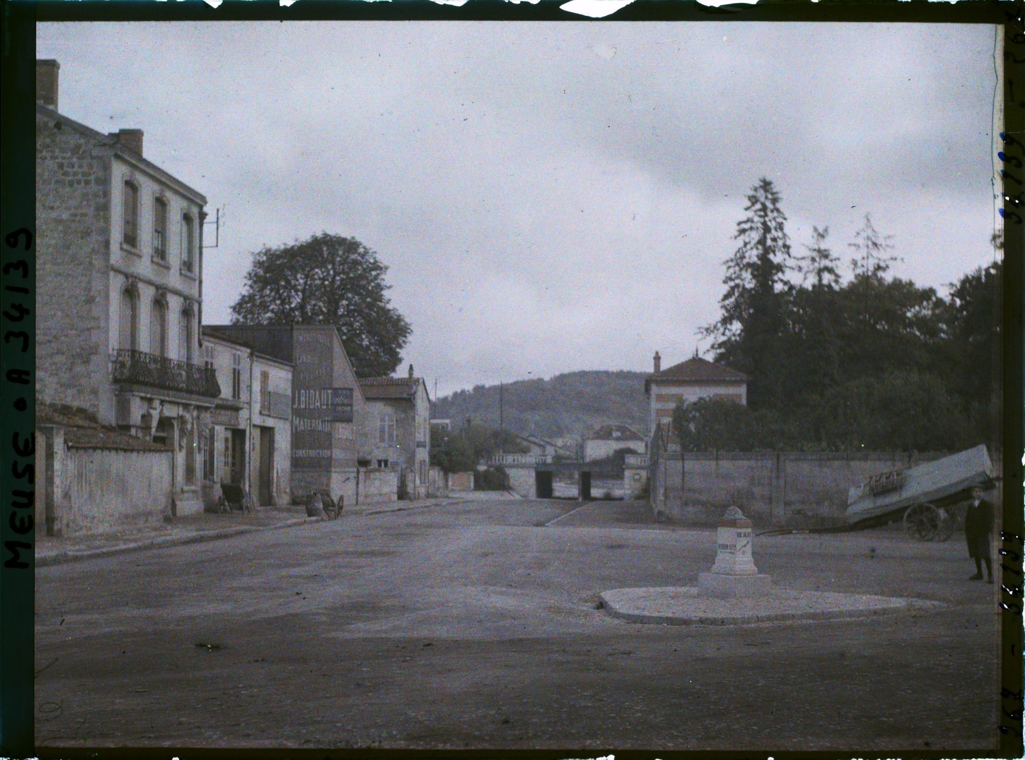 Image représentant France, Bar-le-Duc, L'entrée de la voie Sacrée et la première borne