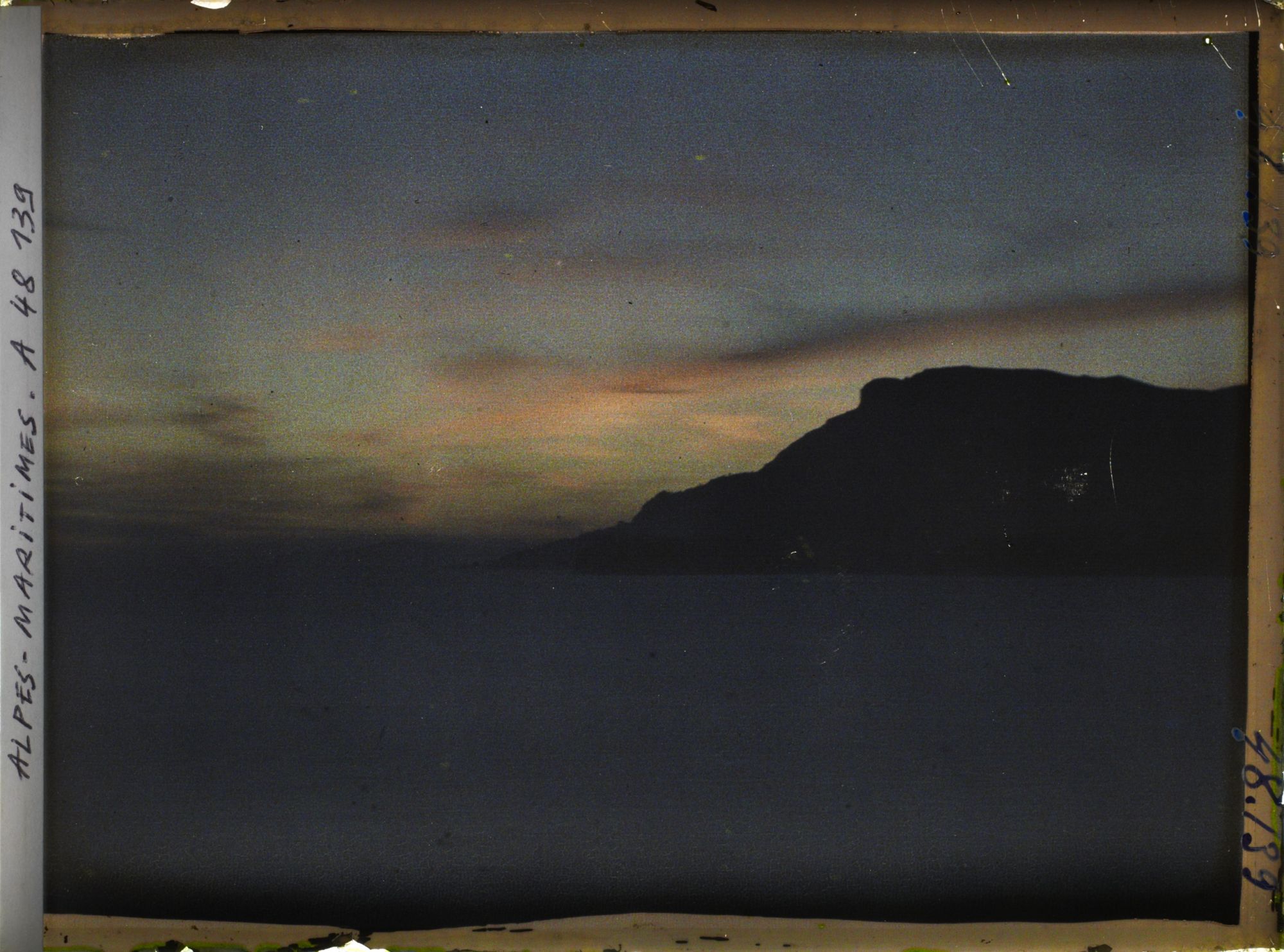 Image représentant La pointe de Monaco, vue à contre-jour dans le soleil couchant