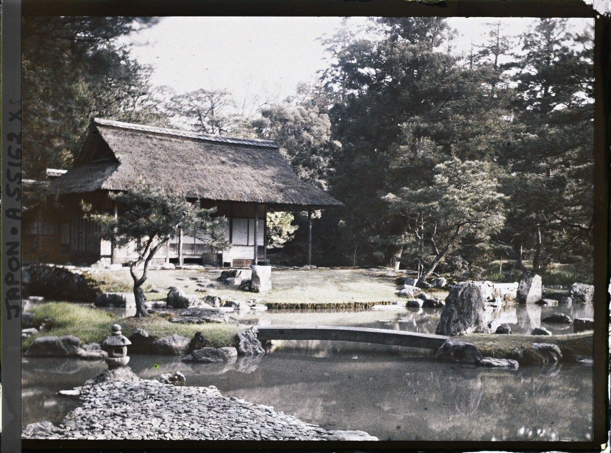 Image représentant Villa impériale de Katsura (Katsura-Rikyu) : jardin devant le pavillon de thé Shôkintei