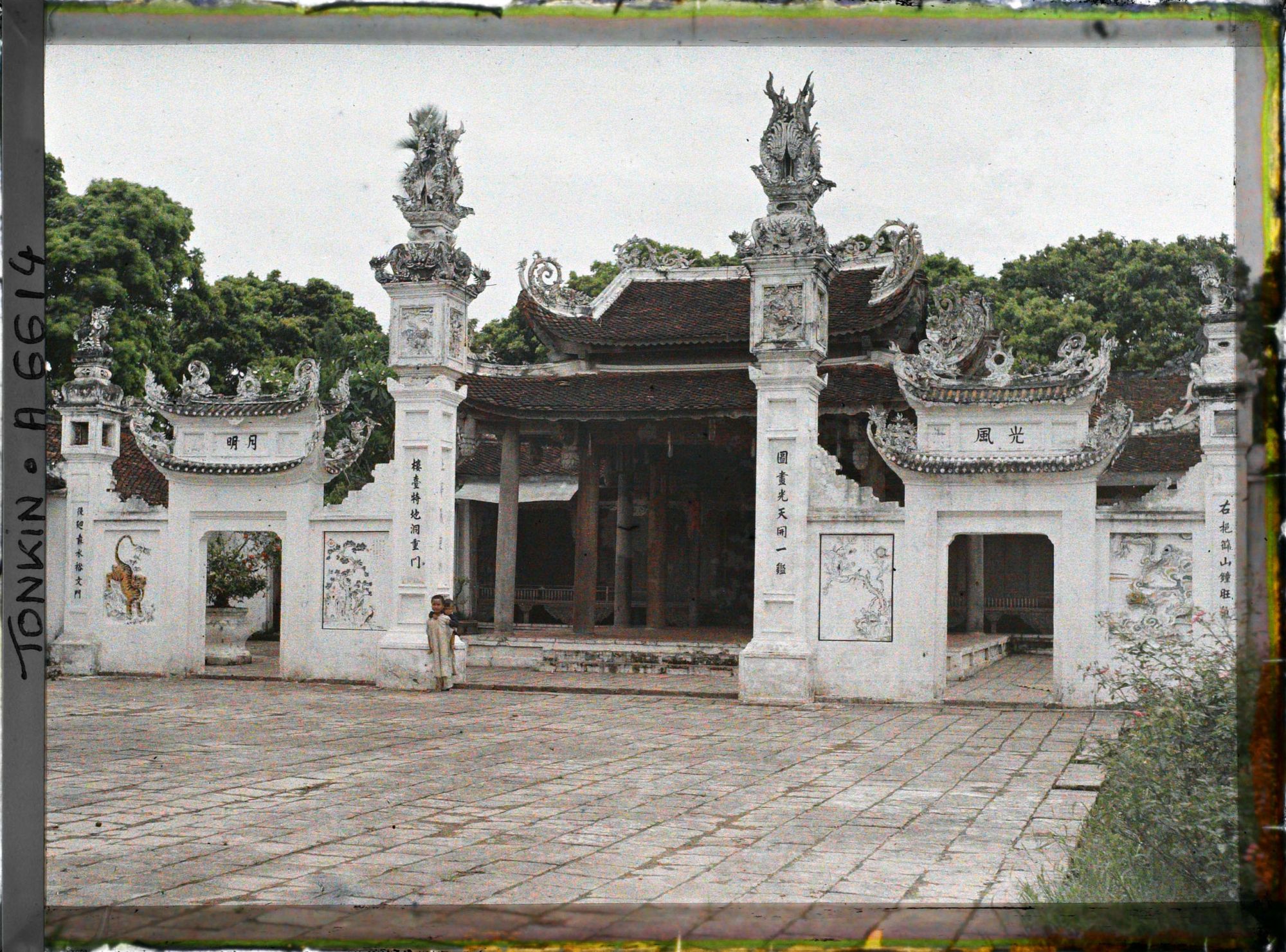 Image représentant Une vue d'ensemble prise de la cour intérieure du temple dans le village de Vinh-thuy