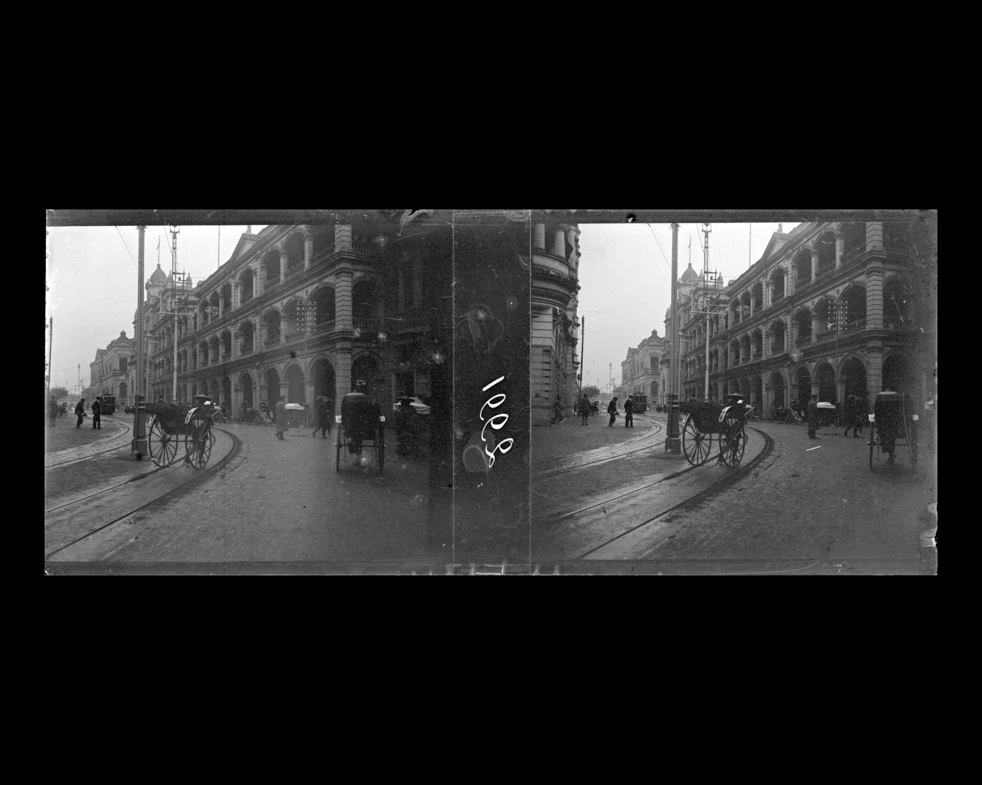 Image représentant Victoria, Central District, Des pousse, à l'angle de Des Voeux Road et d'Ice House Street.