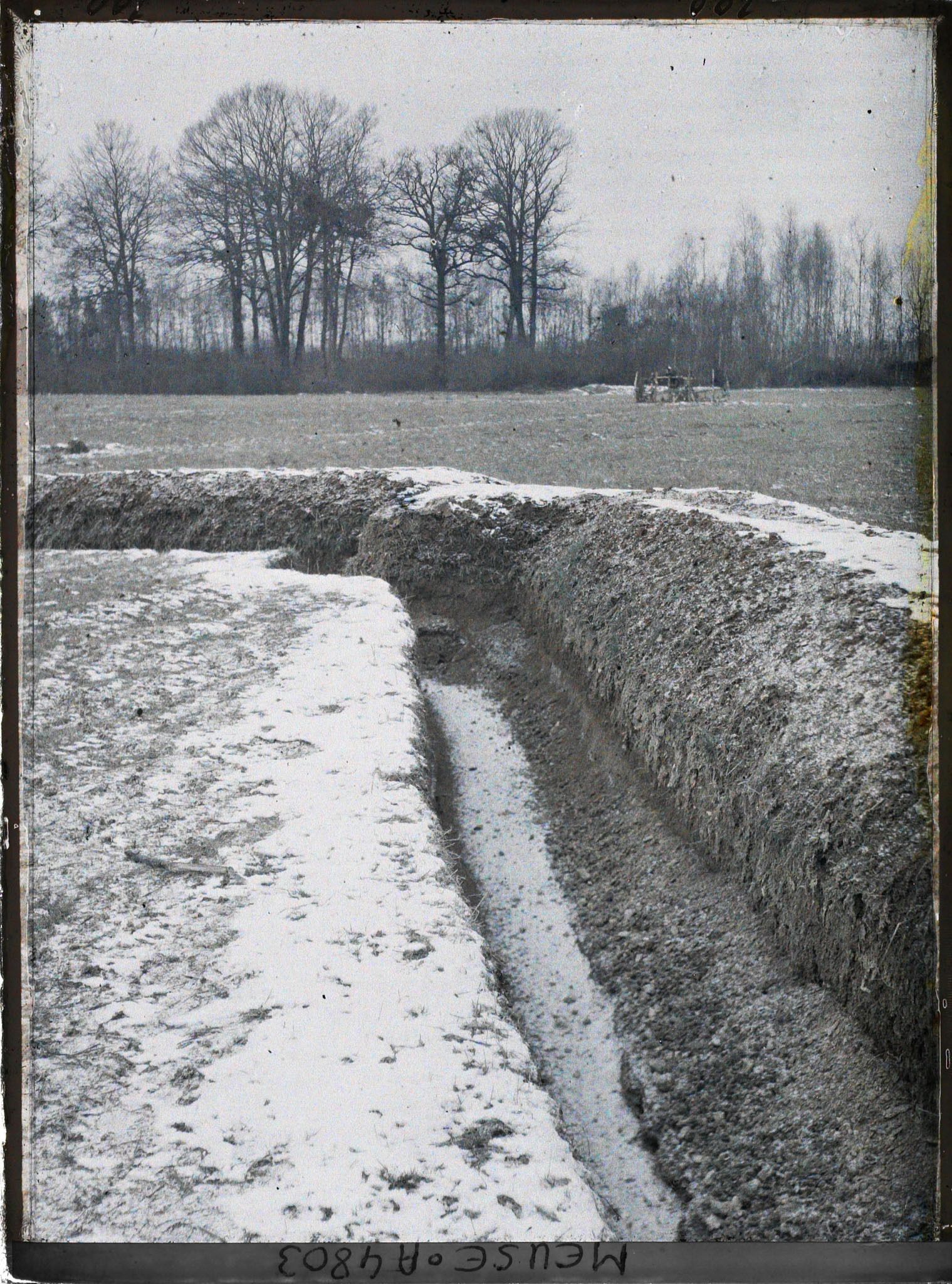 Image représentant Tranchée et la couche de glace recouverte de neige