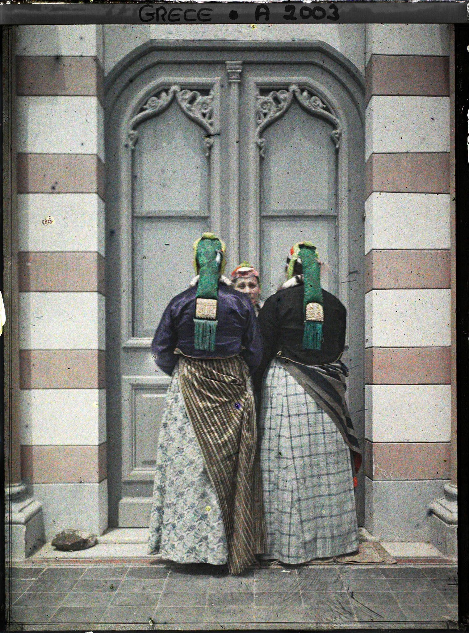 Image représentant Trois femmes juives de Thessalonique, la coiffure vue de dos; le perroquet, la coffia