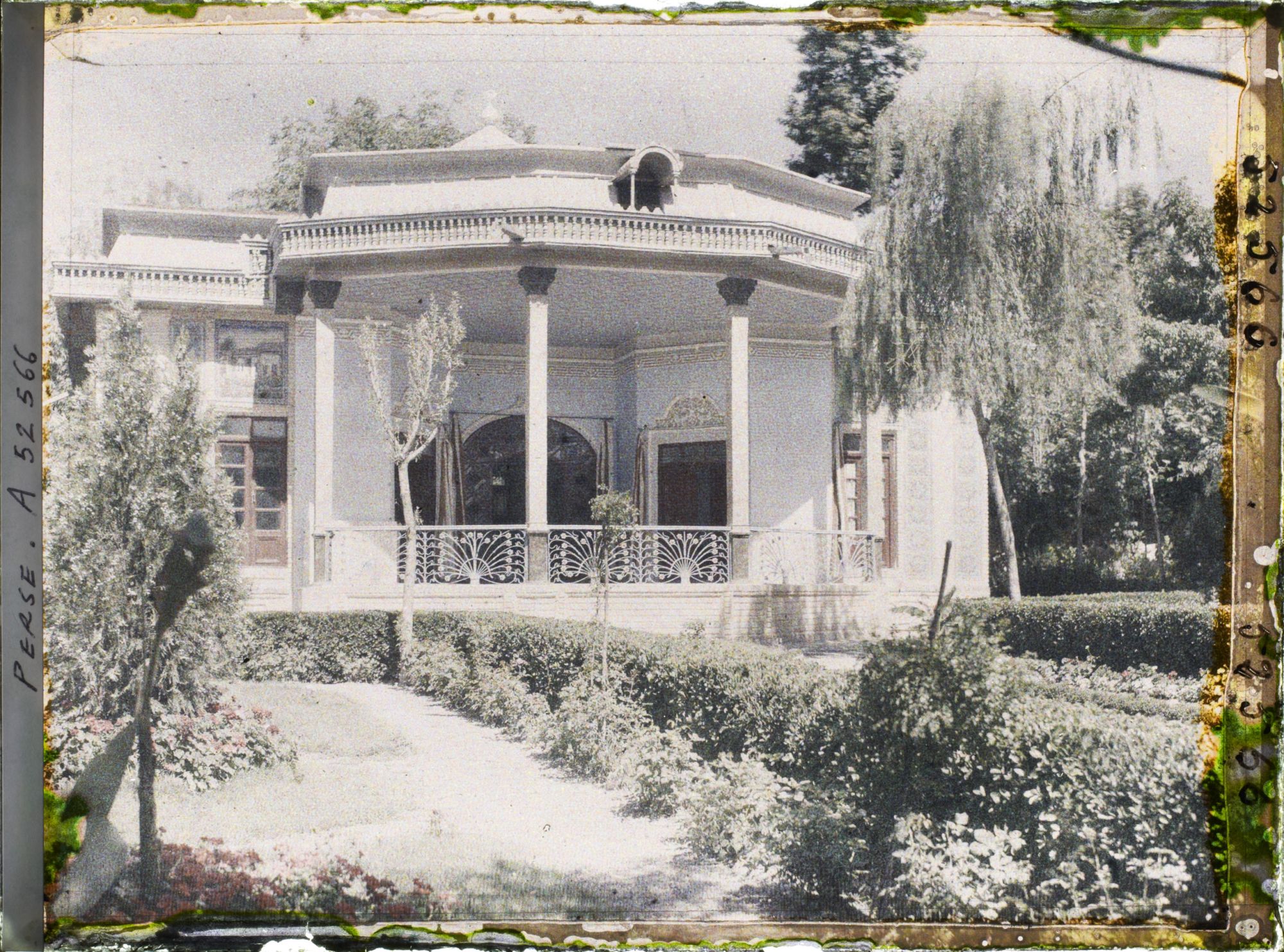 Image représentant Tombeau de famille dans le jardin d'un notable (pavillon d'un notable)