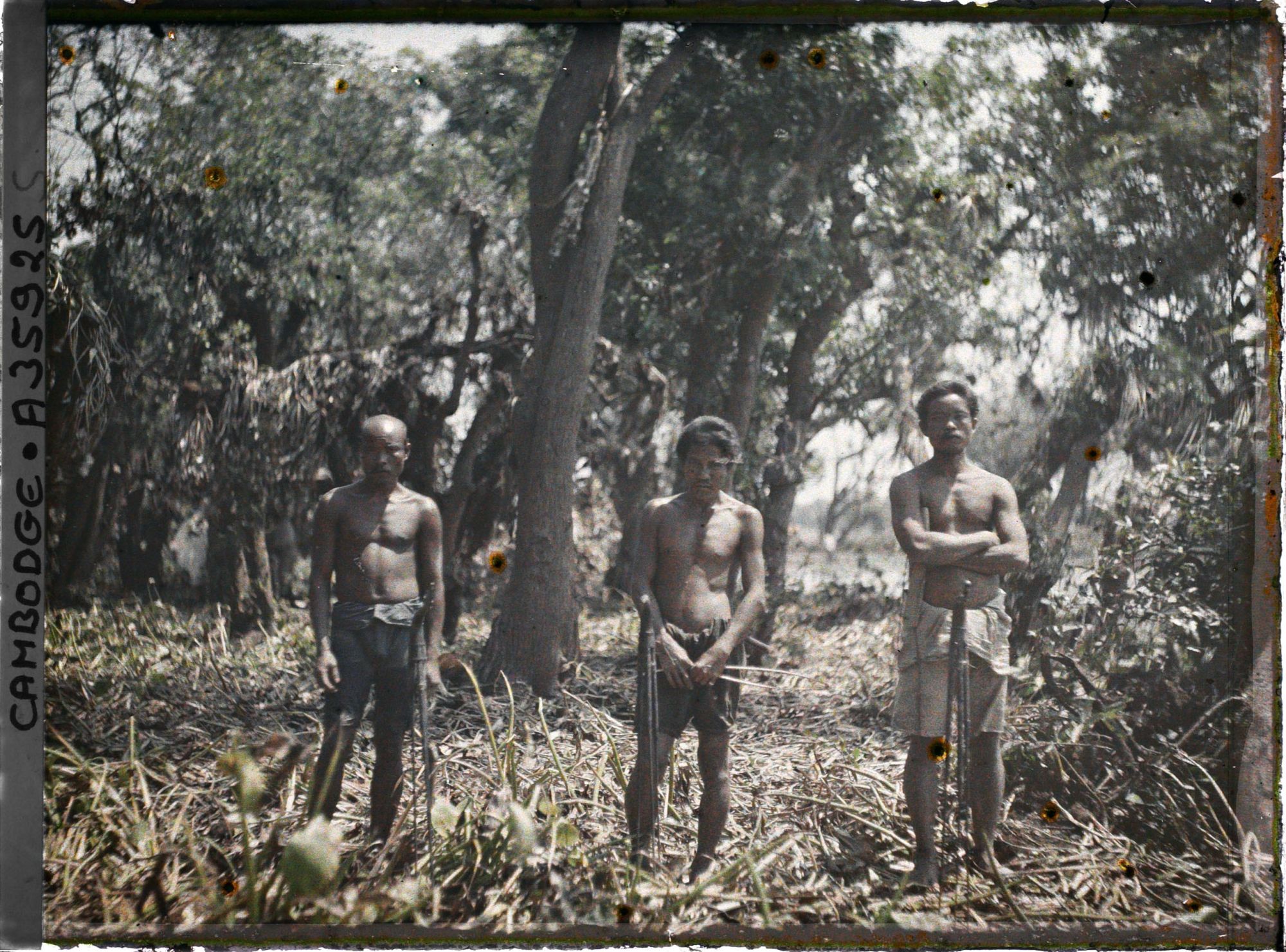 Image représentant Trois pêcheurs, torse et pieds nus, vêtus du pantalon court traditionnel