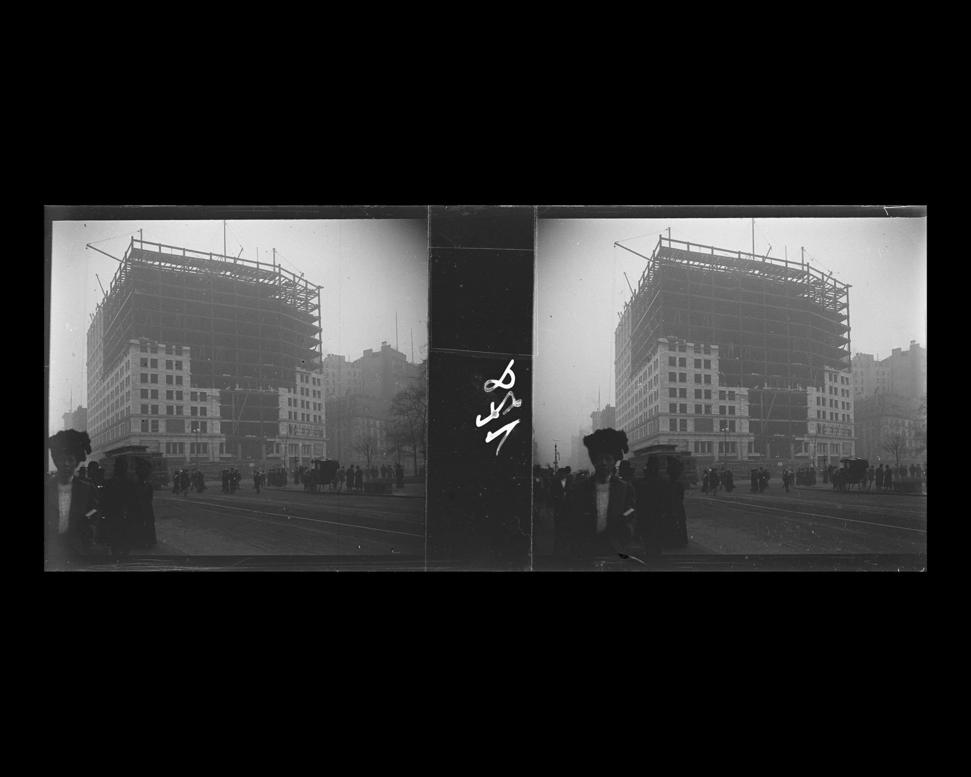 Image représentant Un immeuble en construction à l'angle de la 5ème avenue et de la 23ème rue, au niveau de Broadway et de Madison Square