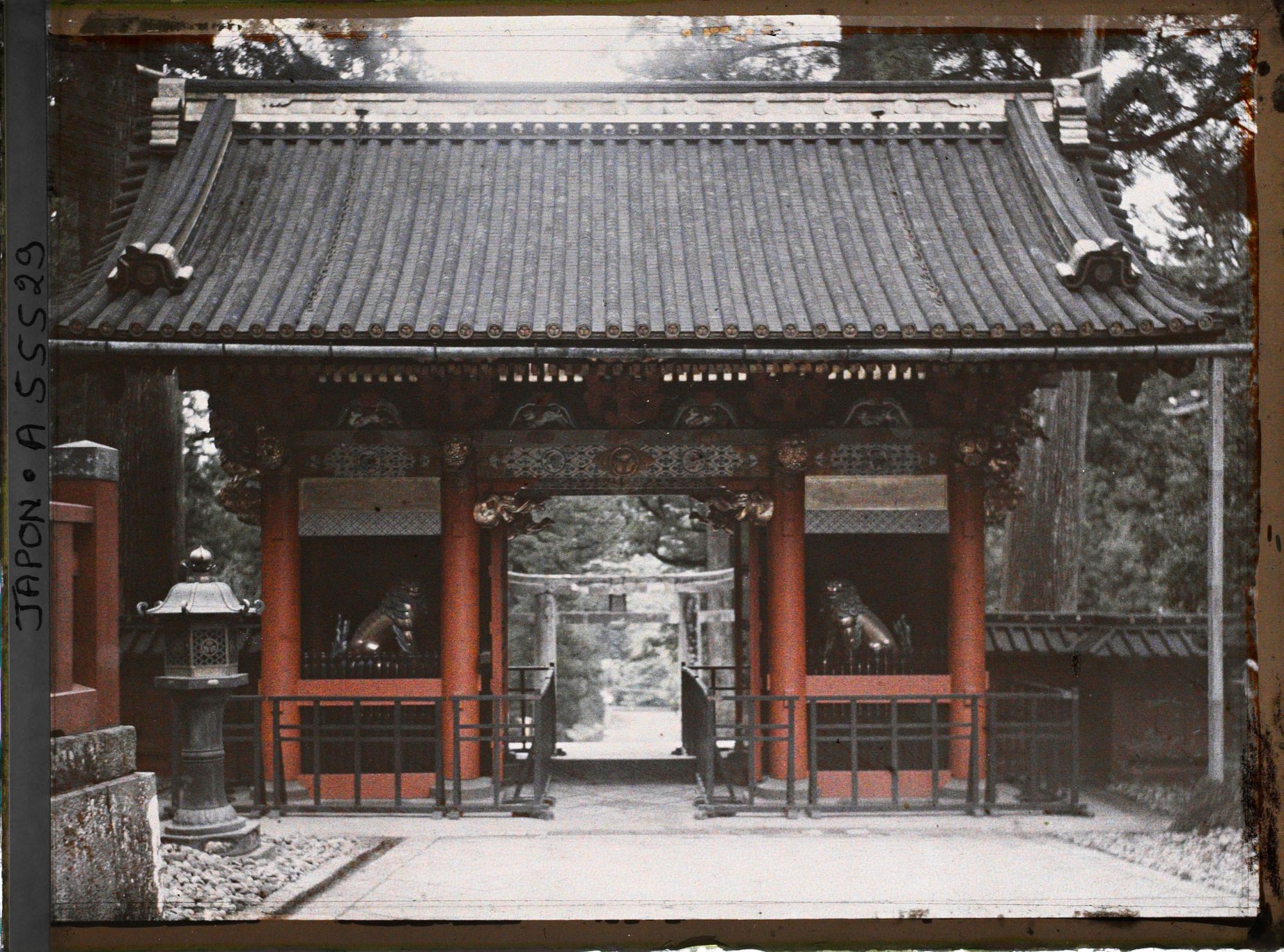 Image représentant Tôshôgû : porte Omotemon, dite Niomon, depuis l'intérieur du sanctuaire. Derrière le grand torii