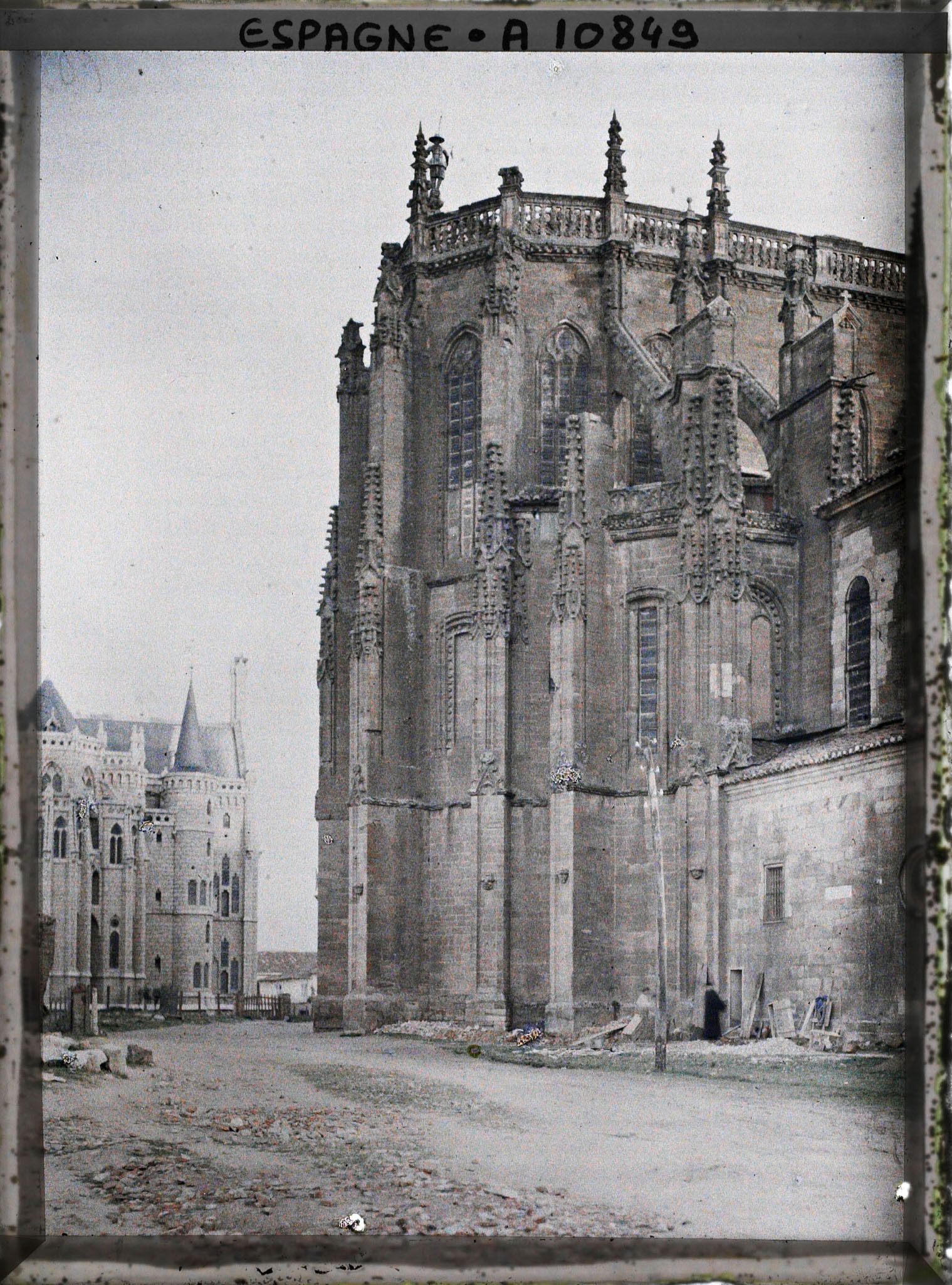 Image représentant Espagne, Astorga, L'abside de la Cathédrale et, à gauche, le Palais episcopal nouveau